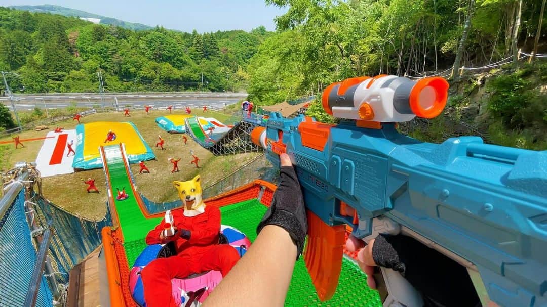 Kamiwaza Trickshotsのインスタグラム：「Nerf War | Amusement Park Battle 39🔫 ナーフ戦争 | ボウケンノモリやまぞえ＆デュラクスアウトドアリゾート編🔥公開  今回は大自然の中で遊ぶ森林アドベンチャー施設とグランピング施設とのコラボ動画です！！ 森の中の高所アスレチックや高さ12mのスライド＆ジャンプなどを駆使した熱きナーフの戦いが繰り広げられております😎🔥  @boukennomori_yamazoe  @deluxs_official  お忙しいなか撮影に全面協力して頂き本当にありがとうございました🙏  @kamiwaza.tomo @nari_kamiwaza @hidetorian  #nerf #nerfwar #nerfgun  #youtube #boukennomori #deluxsoutdoorresort #ボウケンノモリ #冒険の森やまぞえ #デュラクスアウトドアリゾート冒険の森やまぞえ」