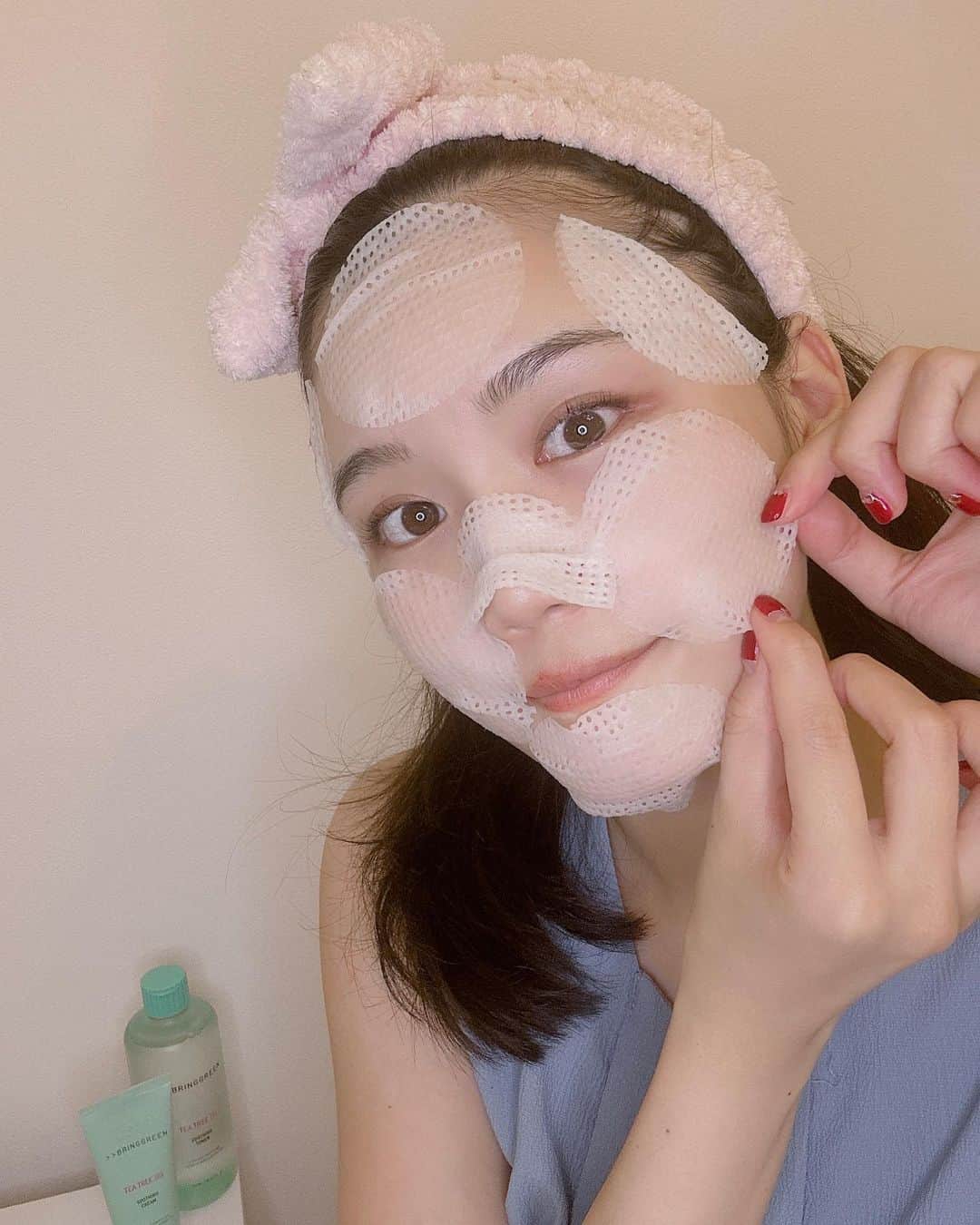太田理恵さんのインスタグラム写真 - (太田理恵Instagram)「最近暑いから、サッパリ系のスキンケアに切り替えたよ🫶 韓国スキンケアブランドBRINGGREENの代表ラインのティーツリー シカの3種類をライン使いしてます！ ボトルもオシャレで部屋に置くだけでも可愛い、、💖  最近デイリー使いしてる3アイテムはこちら！  ♡BRINGGREEN  ティーツリーシカ　スージングトナー500ml ウォータータイプのテクスチャーだからサッパリしてて、夏にぴったり💓 ちょっと肌荒れ気味な日でも低刺激(※)で水分を補給してくれるし、肌を整える効果もあって全然ベタつかないのでお気に入り🫶 ※すべての人に刺激が起きないわけではございません  お風呂上がりにつけるの気持ちいいし、500ml入りなのでたっぷり使えてデイリー使いにはありがたい🙏  ♡BRINGGREEN  ティーツリー　シカスージングクリームプラス これも揺らぎがちな肌状態でも使える優秀アイテム🥺 全然ベタつかないのにしっかり保湿はされるし、スージングジェルクリームだからとにかく軽くて塗り心地が良くてお気に入り🥰 インナードライで皮脂が気になる日も、これ使うと落ち着く🥲✨  ♡BRINGGREEN  ティーツリー シカートラブルスージングトナーパッド 90枚 とにかく薄くて密着感すごい🫶 小鼻とか普通のパックだとカバーできないところも貼れるし、小さいシートに分かれてるから細かく好きなところにパックできるのが好き、、💓 柔らかくて肌に優しいから刺激もないし、ホルモンバランスが崩れてる時は必須🥺 3~5分置くだけだから、疲れてる夜もパッとできる🥰 90枚入りなのでコスパも良いよ🫶  BRINGGREENの商品はオリーブヤング公式Qoo10店/楽天店で購入できるし、金額別ショップクーポンも色々あるので、お得な機会をお見逃しなく☺️ 私もストック減ってきたらクーポンチェックしてるよ〜！！  #bringgreen #ブリングリーン #oliveyoung #オリーブヤング #TEATREECICA #ティーツリーシカトナー #PR @oliveyoung_japan @bringgreen_japan」6月24日 21時52分 - rie_ota_0622