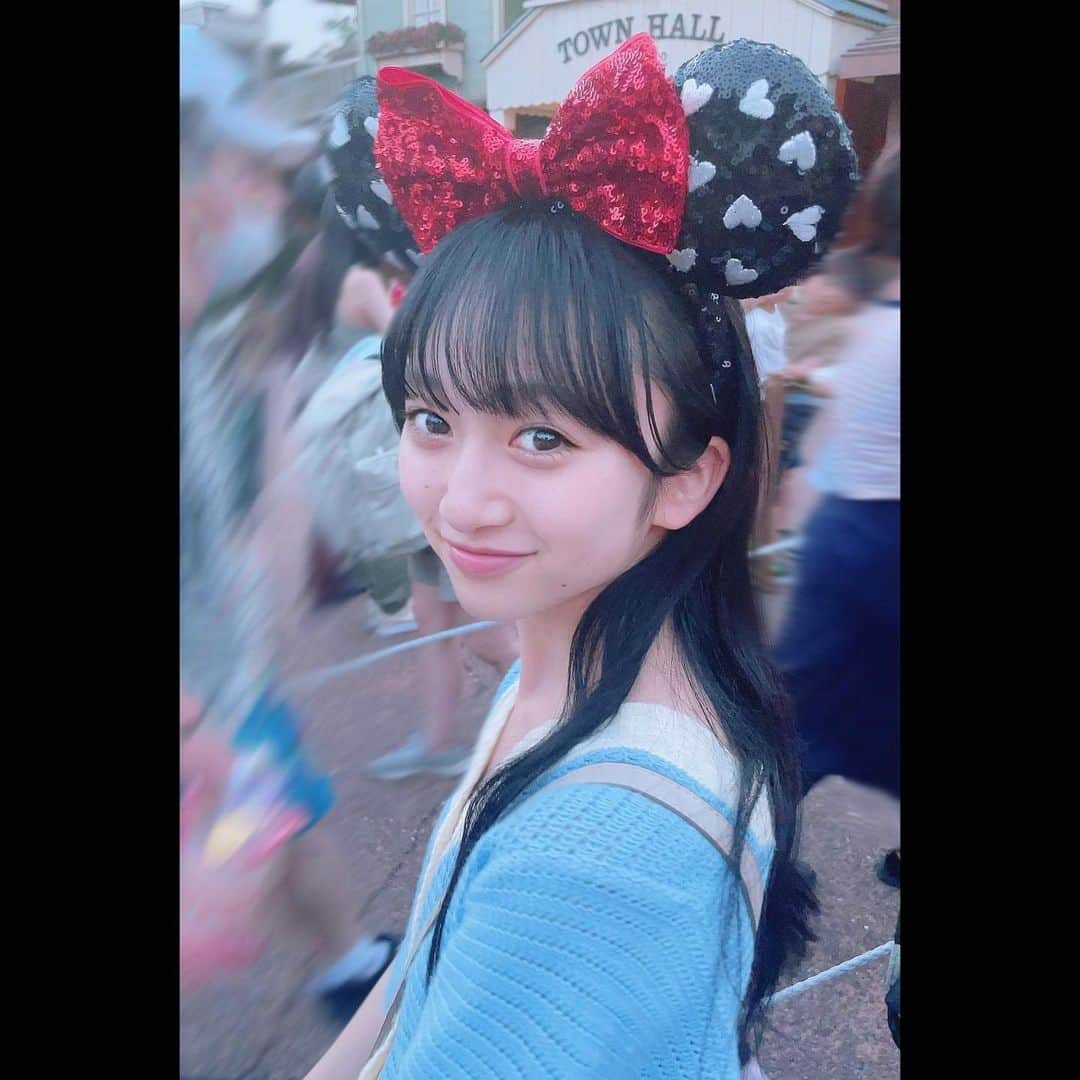横溝菜帆のインスタグラム：「.  何度でも行きたくなる🎀🤍 夢の国最高！！  目指すところは違うけど、 一緒に頑張っている大切なお友達です☺️  #ディズニー #ディズニーランド」