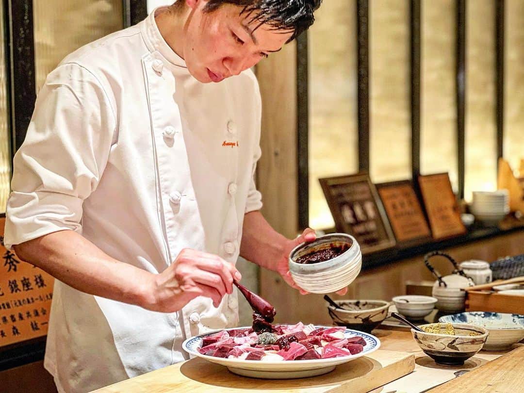 能美黎子さんのインスタグラム写真 - (能美黎子Instagram)「・ 最高峰和牛を”焼き肉割烹“という 新スタイルでいただける 「雪月花　@setsugekka__ginza 」  昨年の夏にお伺いをしてからの再訪。  目の前で焼いて下さるので、 見て楽しめるライブ感を味わえる カウンター席が◎  どのお肉も本当に美味しくて、 とろけるように胃袋に入っていきます。  色んな部位をいただけるから、 飽きることなく食せるのがよい。  いただいたコース内容 ・神戸牛のコンソメスープ ・神戸牛タルタルキャビア ・但馬牛タン広島レモン ・ヒレ ・サーロインすき焼き ・うちもも ・ねぎま ・ミスジ ・ハネシタ ・名物　冷麺 ・ハラミ ・ミックスホルモン  個人的に、 名物の冷麺がとっても好き。 さっぱりしていて、 もう少し食べたいと思わせる逸品。  サーロインのすき焼きもやっぱり好き。  そして、何よりボリューム満点。 胃袋を空かせてからお伺いするのが吉。  またお伺いさせていただきます。  --------------------  雪月花　@setsugekka__ginza   東京都中央区銀座6-4-3 GICROS GINZA GEMS 9F 03-3289-0029 営業時間　17：00〜23：00 定休日	日曜日  お任せコース　27500円（税込）  --------------------  #雪月花銀座 #雪月花 #銀座ディナー #銀座グルメ #食べログ百名店 #食べログ高評価 #美味しいお店 #お肉が美味しいお店 #最高峰和牛 #カウンター席のみ #東京グルメ #落ち着いたお店 #日本の美食」6月24日 21時55分 - reikonohmi