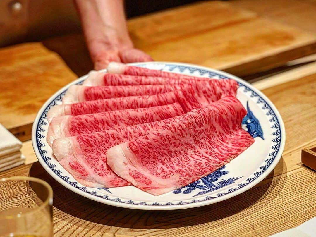 能美黎子さんのインスタグラム写真 - (能美黎子Instagram)「・ 最高峰和牛を”焼き肉割烹“という 新スタイルでいただける 「雪月花　@setsugekka__ginza 」  昨年の夏にお伺いをしてからの再訪。  目の前で焼いて下さるので、 見て楽しめるライブ感を味わえる カウンター席が◎  どのお肉も本当に美味しくて、 とろけるように胃袋に入っていきます。  色んな部位をいただけるから、 飽きることなく食せるのがよい。  いただいたコース内容 ・神戸牛のコンソメスープ ・神戸牛タルタルキャビア ・但馬牛タン広島レモン ・ヒレ ・サーロインすき焼き ・うちもも ・ねぎま ・ミスジ ・ハネシタ ・名物　冷麺 ・ハラミ ・ミックスホルモン  個人的に、 名物の冷麺がとっても好き。 さっぱりしていて、 もう少し食べたいと思わせる逸品。  サーロインのすき焼きもやっぱり好き。  そして、何よりボリューム満点。 胃袋を空かせてからお伺いするのが吉。  またお伺いさせていただきます。  --------------------  雪月花　@setsugekka__ginza   東京都中央区銀座6-4-3 GICROS GINZA GEMS 9F 03-3289-0029 営業時間　17：00〜23：00 定休日	日曜日  お任せコース　27500円（税込）  --------------------  #雪月花銀座 #雪月花 #銀座ディナー #銀座グルメ #食べログ百名店 #食べログ高評価 #美味しいお店 #お肉が美味しいお店 #最高峰和牛 #カウンター席のみ #東京グルメ #落ち着いたお店 #日本の美食」6月24日 21時55分 - reikonohmi