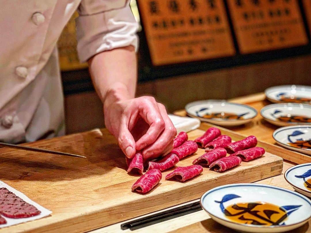 能美黎子さんのインスタグラム写真 - (能美黎子Instagram)「・ 最高峰和牛を”焼き肉割烹“という 新スタイルでいただける 「雪月花　@setsugekka__ginza 」  昨年の夏にお伺いをしてからの再訪。  目の前で焼いて下さるので、 見て楽しめるライブ感を味わえる カウンター席が◎  どのお肉も本当に美味しくて、 とろけるように胃袋に入っていきます。  色んな部位をいただけるから、 飽きることなく食せるのがよい。  いただいたコース内容 ・神戸牛のコンソメスープ ・神戸牛タルタルキャビア ・但馬牛タン広島レモン ・ヒレ ・サーロインすき焼き ・うちもも ・ねぎま ・ミスジ ・ハネシタ ・名物　冷麺 ・ハラミ ・ミックスホルモン  個人的に、 名物の冷麺がとっても好き。 さっぱりしていて、 もう少し食べたいと思わせる逸品。  サーロインのすき焼きもやっぱり好き。  そして、何よりボリューム満点。 胃袋を空かせてからお伺いするのが吉。  またお伺いさせていただきます。  --------------------  雪月花　@setsugekka__ginza   東京都中央区銀座6-4-3 GICROS GINZA GEMS 9F 03-3289-0029 営業時間　17：00〜23：00 定休日	日曜日  お任せコース　27500円（税込）  --------------------  #雪月花銀座 #雪月花 #銀座ディナー #銀座グルメ #食べログ百名店 #食べログ高評価 #美味しいお店 #お肉が美味しいお店 #最高峰和牛 #カウンター席のみ #東京グルメ #落ち着いたお店 #日本の美食」6月24日 21時55分 - reikonohmi