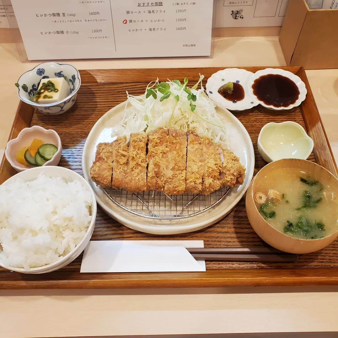 田畑竜介のインスタグラム：「夜はトンカツだい🐷  ずっと気になっていた豚カツ屋さん🎶  食べ過ぎた～😵  #ふくおかグルメ #福岡市  #とんかつ屋 #きよむら  #肉かつきよむら  #上ロースかつ定食」