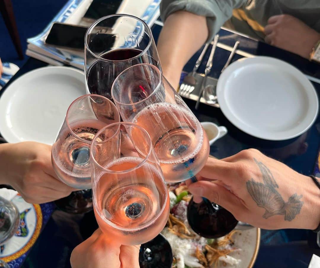 ハン・チェアさんのインスタグラム写真 - (ハン・チェアInstagram)「윗집 아지매 생파 🍾 이번엔 아이들 잠시두고 어른들만. 🥂 5시에만나 7시반에 부리나케 집으로 돌아왔지만. 신선했음 ㅋ @060307s #무알콜샴페인 👏🏻 생일축하해 주영찡🩵🩵」6月24日 21時56分 - chaea_han
