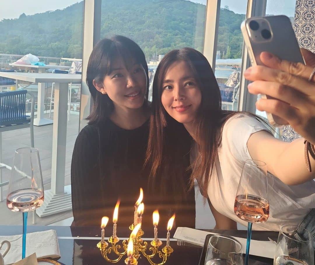 ハン・チェアさんのインスタグラム写真 - (ハン・チェアInstagram)「윗집 아지매 생파 🍾 이번엔 아이들 잠시두고 어른들만. 🥂 5시에만나 7시반에 부리나케 집으로 돌아왔지만. 신선했음 ㅋ @060307s #무알콜샴페인 👏🏻 생일축하해 주영찡🩵🩵」6月24日 21時56分 - chaea_han