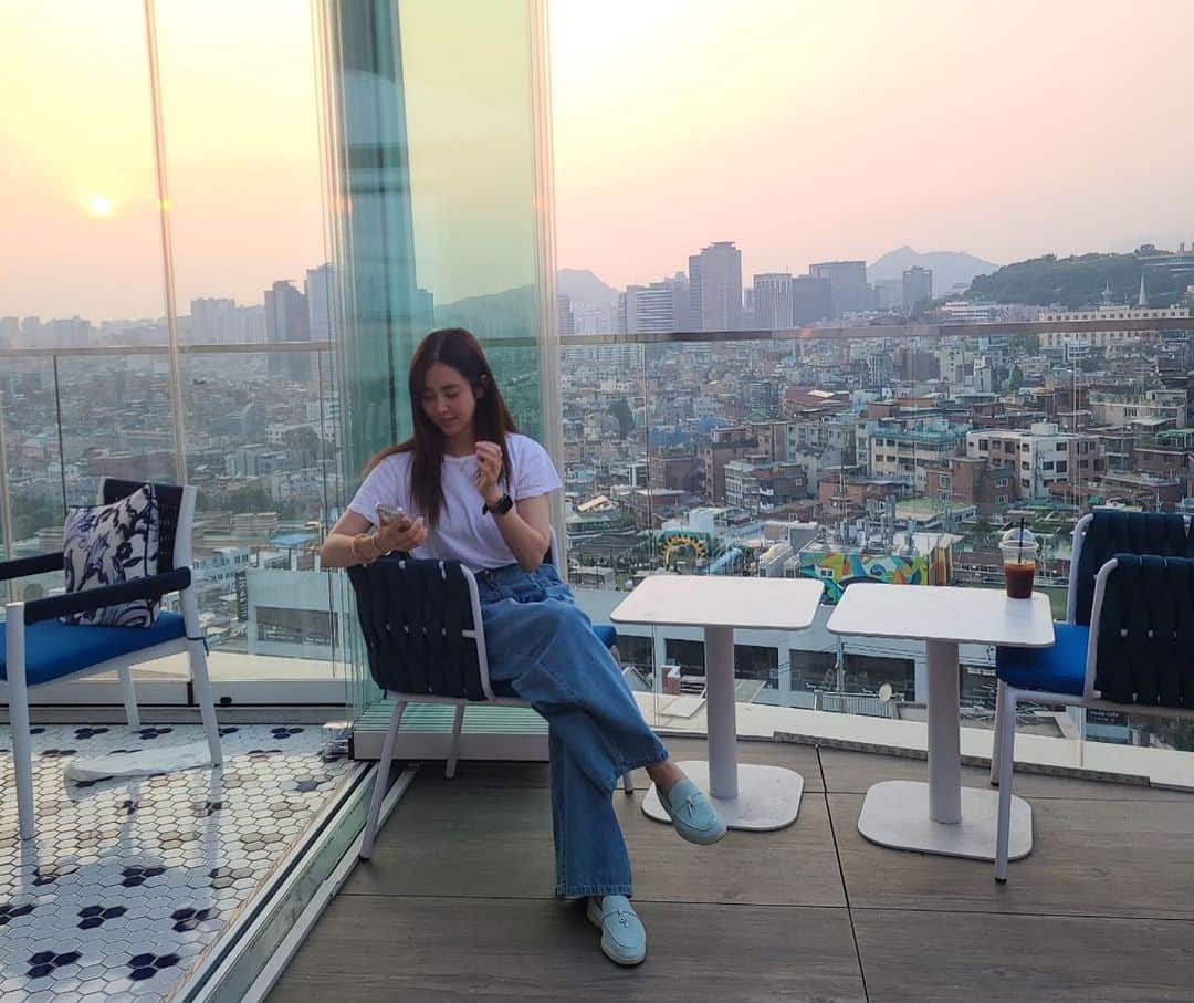 ハン・チェアのインスタグラム：「윗집 아지매 생파 🍾 이번엔 아이들 잠시두고 어른들만. 🥂 5시에만나 7시반에 부리나케 집으로 돌아왔지만. 신선했음 ㅋ @060307s #무알콜샴페인 👏🏻 생일축하해 주영찡🩵🩵」