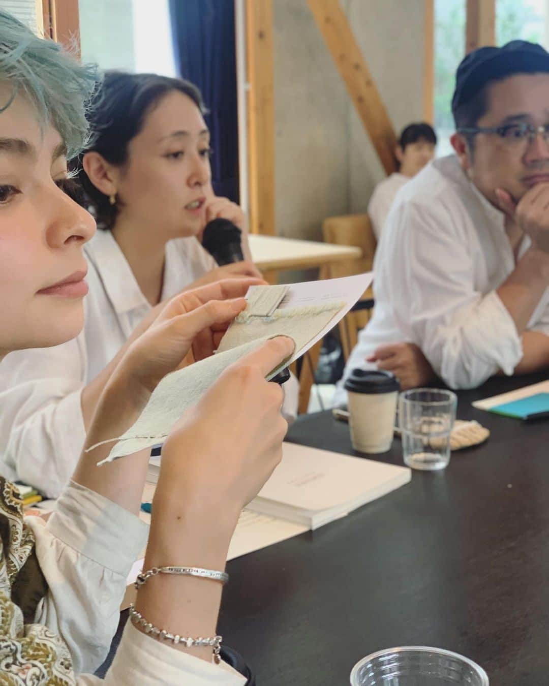 OKAのインスタグラム：「本日はフィンランドと日本を拠点に活躍するテキスタイルデザイナーのエリザ @elisa_defossez ナビゲートによる、「ヌクトーク(美味しいランチとコーヒーをいただきながら、ぬくもりについて語り合うイベント)」に参加しました。  人といる時よりひとりの方がぬくもりを感じるという、フィンランド的な感覚もどこかしっくりくる。言葉から広がっていくそれぞれの想いや体験談が聞けて楽しかったです。  貴重な時間をありがとう。 @miluki_lunao  @colaxo_inc  @nuku.talk」
