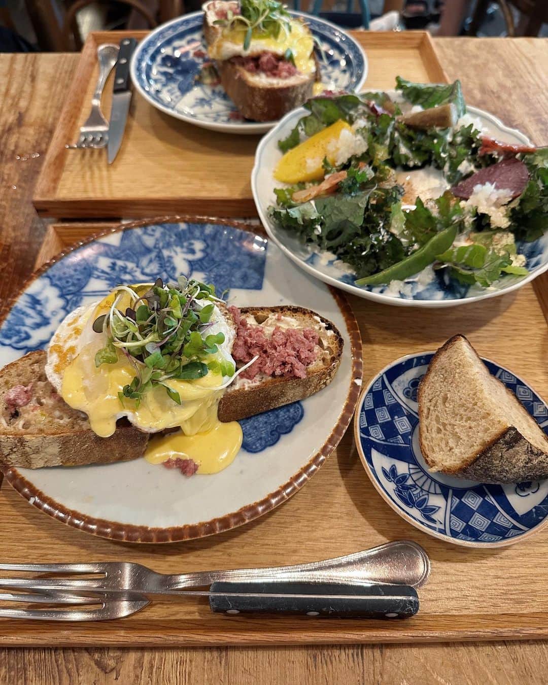 のインスタグラム：「🥐🍽️ エッグベネディクトなんて久しぶりに食べた〜❤︎ テラスもあってオシャレで落ち着いた雰囲気で、なにより美味しかった✨ 土曜日だから行列だったけど🫡それだけ人気ってことだね✨ ももかちゃんいつもありがとう♡  #cafe#tokyocafe#lunchtime#dayoff#roppongi#ランチ#カフェ活#パン屋さん#おしゃれカフェ#カフェ好き#六本木カフェ」