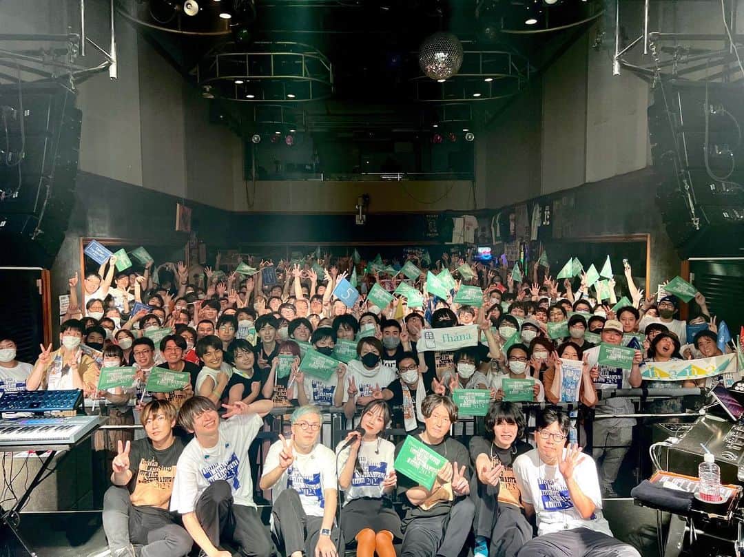towanaのインスタグラム：「わたしの大好きなふぁなみりーたちと📸🚩  ここがfhánaの新たな冒険の始まりの地点。そんな今日という日を共にしてくれたふぁなみりーたち、最高🫶💋 楽しかったよね、最高に☺︎☺︎  次の合流地点は7月9日渋谷📍 みんなと集まれる日がもう待ち遠しいや #fhánaLNW」