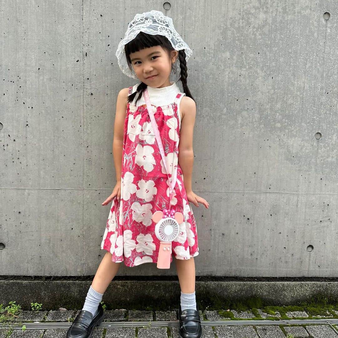 小松美緒のインスタグラム：「フラワー柄🌸とピンクのカラーが目立つワンピースなので、他の色味は落ち着かせて、レース素材の帽子と、ローファーで少しおめかしな感じでコーディネートしました。　　  100％レーヨンだからどれだけ座ったり動いたりしてもシワにならない！　 さらさらとして快適な生地。子供にとってけっこう生地の質感って大事で、　 汗かいてちくちくとかしちゃうと全然着なくなっちゃうけど、これはとっても良さそう◎  夏にヘビロテになりそうです。　  #これ実はユニクロキッズ  #pr @uniqlo_jp   ユニクロのすごいところは何度洗っても生地が傷んでこない。それが故に、公園遊びや保育園着などユニクロヘビーユーザーです！  着用アイテムはアンディー・ウォーホル フラワーワンピース 身長105㎝/ 着用110㎝」