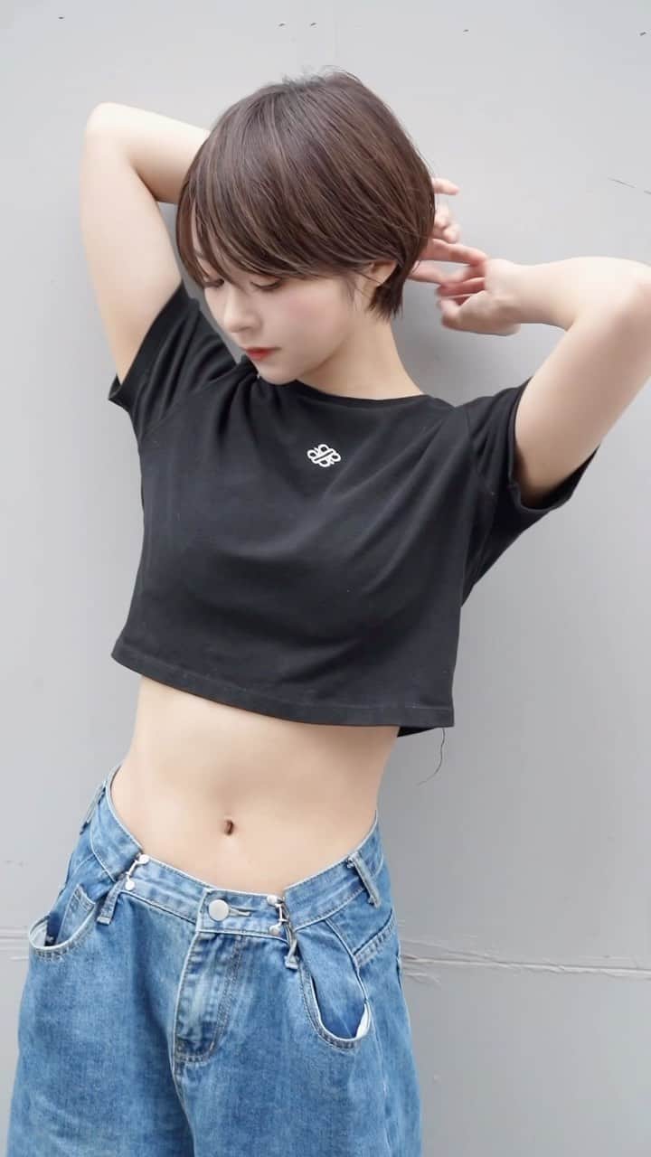 のインスタグラム：「いつも天才的な丸みショートありがとうございます🫠、、 . . 最近パーソナル通い始めて、お腹褒められることが増えてモチベになってる！ @ryoma_amateras さんのところです🙌  . . お腹見せの服たくさん今年の夏は着たいな〜 . . 👕 @royalparty_official  👖 @shein_japan . . #ショートヘア#お腹痩せ #ダイエット#ボディメイク #パンツコーデ#tシャツコーデ #大人カジュアル#カジュアルコーデ#きれいめカジュアル」