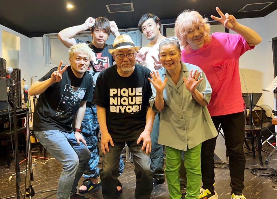 江畑兵衛のインスタグラム：「秋田 #MusicBarPorto 、最高でした！  来てくれた皆さん、ありがとう！  幡江さん、素敵なご夫婦でした☺️  以前はイタリアンのお店だったらしく、マスタ ーのパスタ、めちゃウマだったよー💌  きりたんぽもお得意との事で、来年はきりたんぽパーリーライブですね😎  明日は、茨城で森公一ナイトです👺」