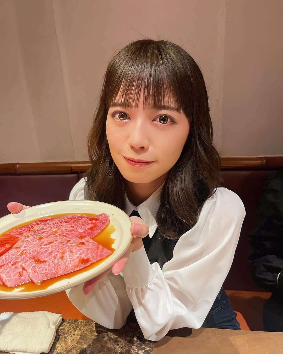 佐藤絵里香のインスタグラム：「🍖 .  ちょっと贅沢お肉っ☺️  この日は自分にご褒美てきな良いお肉を食べちゃいました😋💕  たまにはいいよね🥰  . . . . . #焼肉 #ユッチャン #焼肉グルメ #アイドル #前髪 #ミディアムヘア #followme #japanesegirl #asiagirl #eatme #yakiniku #followplease #idol #ootd #instafood #偶像 #萌 #불고기 #아이돌 #여자아이 #팔로우미」