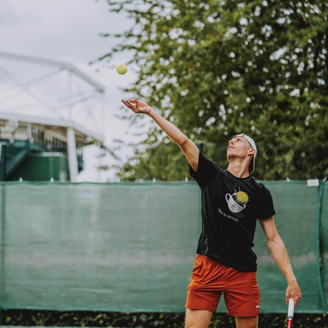 デニス・シャポバロフのインスタグラム：「Next up @wimbledon 💪🏼🌱🐺  📸 TERRA WORTMANN OPEN/Valentin Diehl」