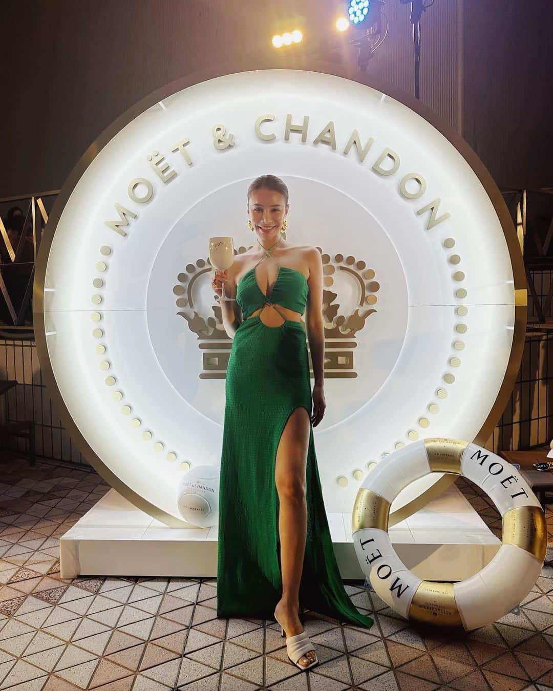 難波サキのインスタグラム：「-𝐓𝐡𝐚𝐧𝐤 𝐲𝐨𝐮 𝐟𝐨𝐫 𝐢𝐧𝐯𝐢𝐭𝐢𝐧𝐠 𝐦𝐞💫@moetchandon   𝑺𝒖𝒎𝒎𝒆𝒓 𝑩𝒆𝒂𝒄𝒉 𝑪𝒍𝒖𝒃 𝒘𝒊𝒕𝒉 𝑴𝒐ë𝒕 & 𝑪𝒉𝒂𝒏𝒅𝒐𝒏 𝒃𝒚 𝒕𝒉𝒆 𝒔𝒌𝒚𝒍𝒊𝒏𝒆🥂  開催期間/2023年6月24日(土) ～ 9月30日(土)  Hostedby @moetchandon #MoetChandonbytheskyline #ANAインターコンチネンタルホテル東京 #moetchandon #モエシャンドン #Sponsored #DrinkResponsibly」
