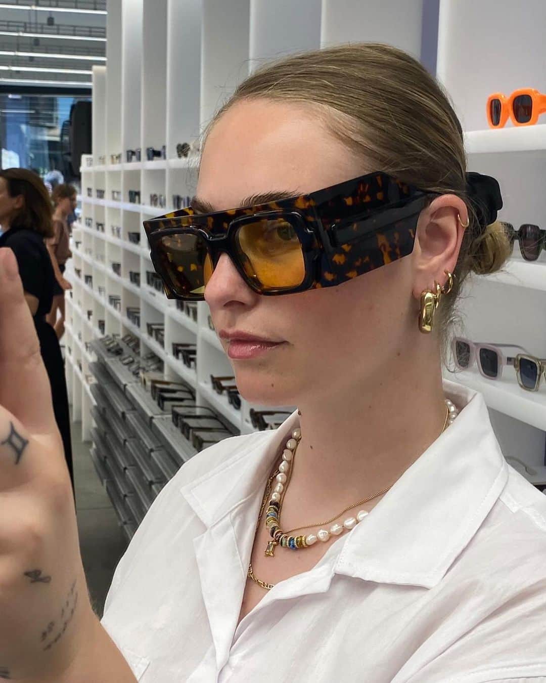 コモノのインスタグラム：「New obsession: unlocked ✅  Shop our latest collaboration with  @royalacademyantwerp and @vivevic now.」