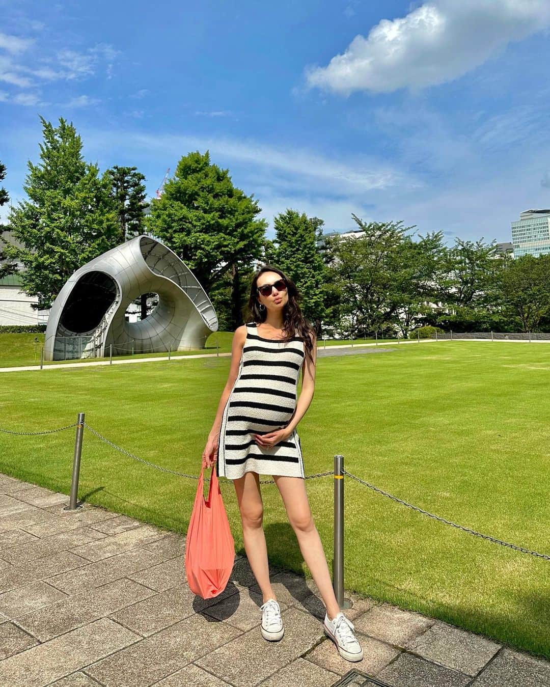 シャウラのインスタグラム：「バーガー食べすぎ？それとも妊婦？☀️🍔☀️ Pregnant or too many burgers? #burgerlife #babylife」