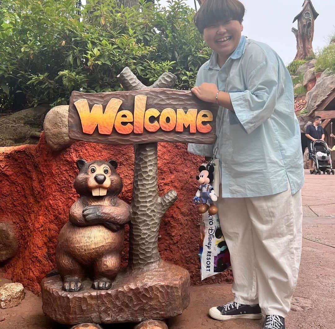 みっきーさんのインスタグラム写真 - (みっきーInstagram)「ディズニーランド🏰🫧  ディズニーブルーエバーアフターの水色花柄カチューシャのリボンを取り、ミッキーの耳だけにするというアレンジを初めてやってみた🩵(意外と簡単に取れました！)  トップスに着てるシャツは #oncily のやつで色味が似てるから購入したんだけど襟とポケットに花柄デザインが入っててそれがさらにカチューシャと相性抜群でペアで発売された？レベルで最高だった🩵  てことで久々にお泊まりディズニーをして1日目シー、2日目ランドに行ってきた✨  やっぱり陸も海もどちらもそれぞれの良さと楽しさがあるから結局、両パーク大好きっていう🥰  P.S.こちらも久々ですがクマカレー食べた！やっぱり美味しい🐻  #disney #disneyland #disneyresort #disneyblueeverafter #tokyodisneyresort #tokyodisneyland #ディズニー #ディズニーランド #ディズニーリゾート #ディズニーブルーエバーアフター #東京ディズニーリゾート #東京ディズニーランド」6月24日 22時15分 - mikkichannel