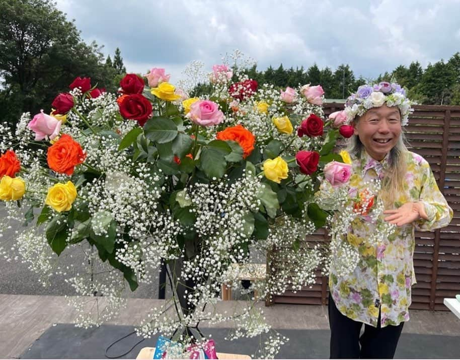 假屋崎省吾さんのインスタグラム写真 - (假屋崎省吾Instagram)「くじゅう花公園で、初のデモンストレーション&トークショーとサイン会、大成功でした〜っ✨  花公園内の紫陽花を使って，いけました〜っ🙌  とにかくすごい、人、人、人が集まってくださいました〜っ😻  明日も１１時と１４時からやりますよ〜っ🙌  #假屋崎省吾 #カーリー #大分県 #竹田市 #くじゅう花公園 #阿蘇国立公園 #デモンストレーション #サイン会 #イベント」6月24日 22時15分 - shogo_kariyazaki_official