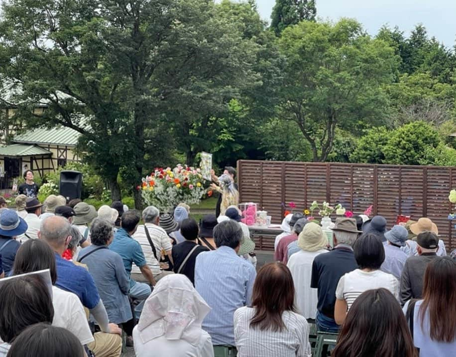 假屋崎省吾さんのインスタグラム写真 - (假屋崎省吾Instagram)「くじゅう花公園で、初のデモンストレーション&トークショーとサイン会、大成功でした〜っ✨  花公園内の紫陽花を使って，いけました〜っ🙌  とにかくすごい、人、人、人が集まってくださいました〜っ😻  明日も１１時と１４時からやりますよ〜っ🙌  #假屋崎省吾 #カーリー #大分県 #竹田市 #くじゅう花公園 #阿蘇国立公園 #デモンストレーション #サイン会 #イベント」6月24日 22時15分 - shogo_kariyazaki_official