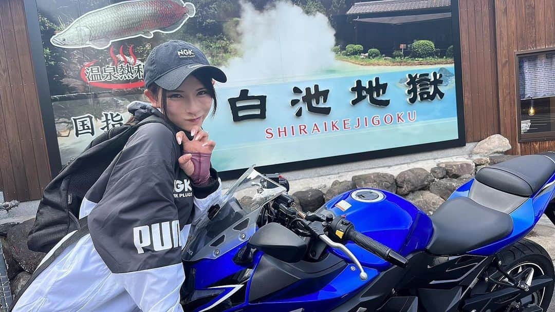 葉月美優さんのインスタグラム写真 - (葉月美優Instagram)「❥SANTA BIKEでお借りしたGSX250Rで白池地獄に行きました♨  地獄めぐりをしたかったのですが時間がなくて白池地獄のみ… でもめちゃくちゃよかった✨✨  また大分行ったときは絶対に地獄めぐりしたい！！と思うけど…バイクじゃちょっと嫌かも😂 道が不安定すぎるw  YouTube撮ったのでお楽しみにっ🫶  #九州ツーリング #santabike #大分観光 #大分ツーリング #白池地獄 #地獄めぐり #温泉巡り #バイク女子 #gsx250r #スポーツバイク #レンタルバイク #大分バイク #バイク女子フォト #バイク女子と繋がりたい #バイクツーリング #touring #bikegirl #racequeen #レースクイーン #ツーリングスポット #ツーリング #モトブログ #バイクのある風景」6月24日 22時15分 - miu_haduki