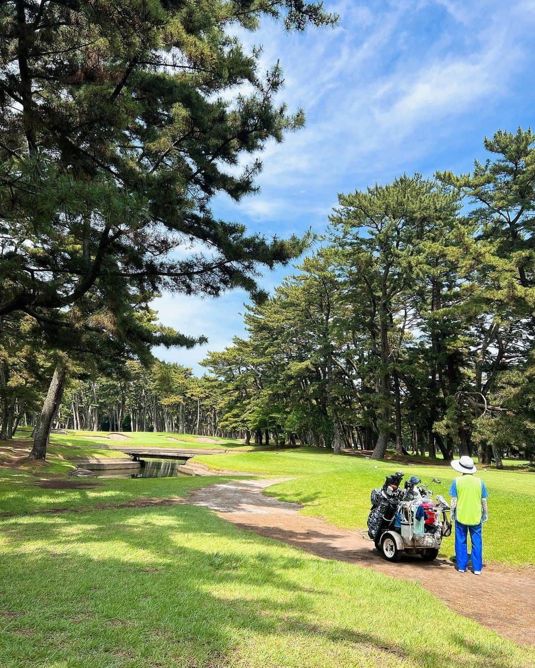 高原愛のインスタグラム：「自然の中で沢山歩いてリフレッシュ⛳️ ゴルフやっぱり好きだなぁとしみじみ感じた一日でした💖 スコアは…笑 課題はグリーン周りのアプローチとパター😅コツコツ練習が必要ですね🥺  #golf#golfgirl#golflove#💖」