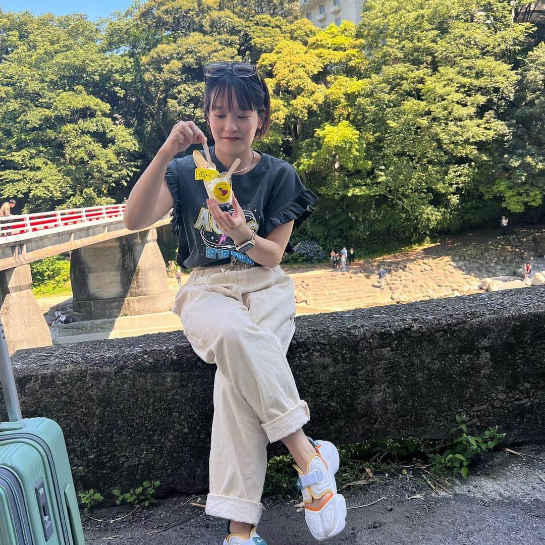 ゆうりのインスタグラム：「箱根旅行🚃  人生で多分初めて部屋出しのご飯を食べました🍙  飲みまくる予定だったけど ほぼ宿では寝腐ってしまったのが 少し心残りですが 疲れはリフレッシュできました✌️😮‍💨  📍 いやしの宿楽々花 広々お部屋で、のんびーりできました。 温泉は、コンパクトでサウナとかもないけど 人もそんなに多くないから ゆっくりまったりできる感じ🥹  お料理はご覧の通り、魚も肉も大満足でした！！  👚 @freaksstore_official  上下ともに大好きなフリークスストア♡ ロックTが新鮮でかわちぃ、、  このパンツもお腹の部分ほぼゴムなので爆食いにも安心😮‍💨ってことだけマストでつたえさせて？w  労働頑張ります✨✨✨✨キラキラ  #箱根旅行 #おいも大学 #freaksstore #freaksstore_styling #甘辛ミックスな大人になりたい #ロックTなんてきちゃって #秋冬も可愛いのありすぎて買いまくった #夏服より秋冬服が好き #もう土曜終わるの無理」