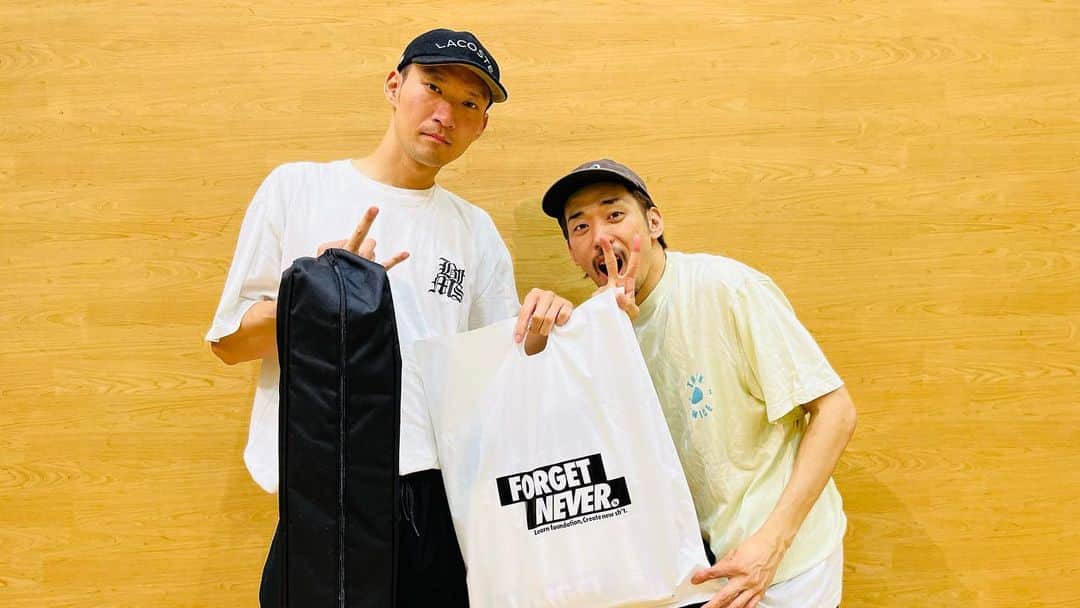 ASHITAKAのインスタグラム：「Blowout VOL.27 結果  2on2部門 優勝 Super Highskill Powermovers (Puccho、TAKAGI)  準優勝 CAMPO LARGO (SO、バイドック)  TOP4 SF (MONZEN、OSHIMA) 響遥 (響、haruya)  新潟人限定クルーバトル 優勝 Uncommon (Puccho、KaZuMi、RENGA)  準優勝 SIC (FLOHEI、FUTO)  アシタカが手がける新潟最大のブレイキンバトルイベント「Blowout」 ３年ぶりの開催でした!! コロナ禍で開催のタイミングが掴めずようやく…!! この３年の中での新潟シーンの変化はナエンドーから聞いてたので 正直全然人が集まらないかと思っていて、Blowoutのリスタートの意味も含めて小規模開催を想定していました。  だけど蓋をあけたら意外や意外。想像の倍くらいのエントリー。そして観戦の人もめちゃくちゃ多くて 100人規模のイベントをまた新潟で開催することができました！  そして今回熱かったのは、なんといっても新潟限定クルーというコンテンツ。 それにより集まった人々。  前述した通り、今回のテーマはリスタートだったので コロナでダンスから離れた人も、コロナ前から離れてた人も、もう一回Blowoutで集まろうよ！ みたいなところから新潟人クルーが生まれました そしたら前からクルーとして活動してるチームの参加はもちろん、最近できたJACK RADの参戦もあったり なによりSKILL FACTORYの参戦。 SFのメンバーはほとんどのメンバーがもうダンスしてなくて(でも繋がってはいてて) この前俺が上越でWSをしたのをキッカケに(?)また何人か復活して で、今回のイベントをキッカケにダンスから離れた人も集まって出てくれたのめちゃ熱かった ドンちゃんとか10年ぶりかもだし、内藤さんに至っては15年ぶりとかかもしれんかった笑 でも10年単位で久々に会ったのに、会ったらまた昔のようなテンションのまま話せるって やっぱダンスで繋がった縁って最高だなって思いました。 2on2で門前さんとタツさん見れたのも熱かった。俺がダンス始めた時に上越で2トップやってた二人のバトル。 熱すぎたなー  それでいうともう一個熱かったのはやっぱりしゅーご(MoRo)の復活ですね これもまた10年ぶりくらいにしゅーごのバトルムーブ見れて、ナオヤさんとの相性も相変わらず良くて 最高でした。しゅーごは夏のあきばっか〜の出るんでめっちゃ楽しみです  そんでその門前さんタツさんvsナオヤさんしゅーごのバトルがもう 新潟のシーンの歴史って感じで泣きそうになるくらいめちゃよかった笑  そんな懐古厨の話ばっかしてもしゃーないんで… 今回も県外からエントリーがあって本当に感謝でした！ 長野からCAMPO LARGO。バイドックさん久々にみたらめちゃ上手くなってたし、創さんは相変わらず抜群すぎてカッコ良かった。 富山からも。大丸いつもありがとう。ほんごも相方さんもありがとうございました！ 関東からも。SNACKさんがわざわざ来てくれたり、いけてる若手達の参戦もあったりで 2on2は特にBEST8からかなりハイレベルで盛り上がりましたね！ そんなハイレベルの中、TOP16入りしてる若手やエンドー世代の中堅もいて、新潟良い感じに層ができてるなと思いました。イマジンとかよかった。 Pucchoさんは２冠と。笑。まじでミスターBlowoutすぎる笑。  そんな感じで個人的には懐かしさもありつつ、今の世代の成長も見れつつって感じで 本当に主催してよかったです。 次回は秋頃。3on3くらい(2〜4人までOK)をやりたいと思っています。 また皆様その時はよろしくお願いします！  協賛の @forget_never_clothing  @muranokajiya_official  ありがとうございました！  #新潟」