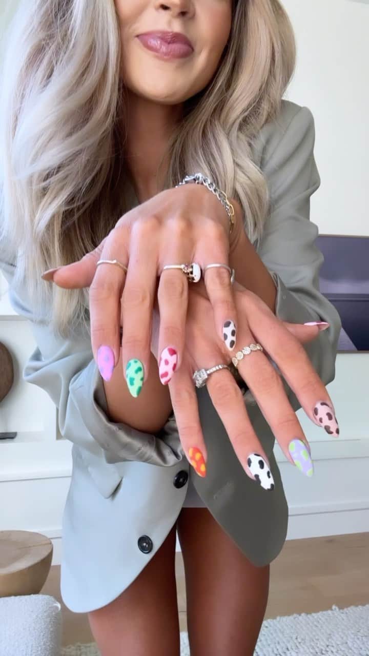 Cara Van Brocklinのインスタグラム：「The nails needed their own moment 💅」
