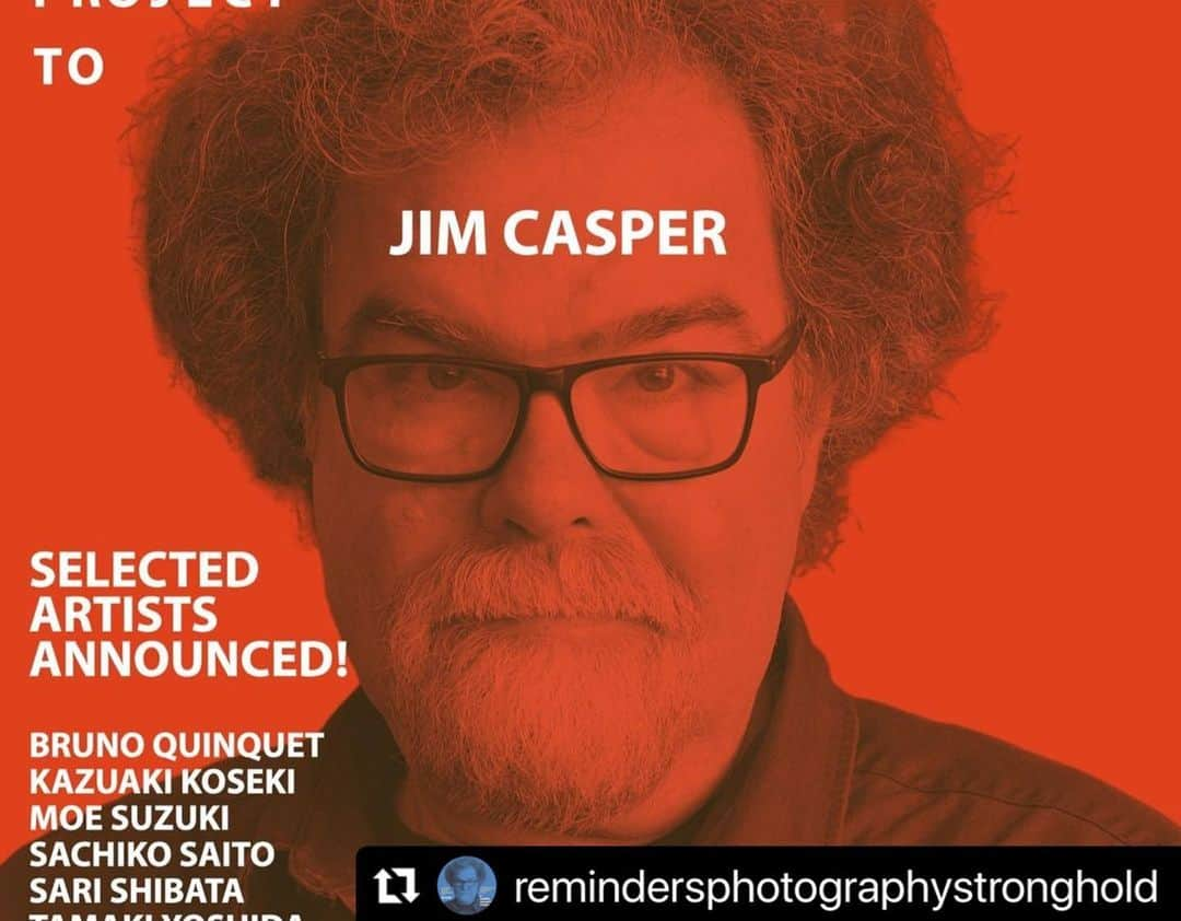 柏田テツヲさんのインスタグラム写真 - (柏田テツヲInstagram)「#Repost @remindersphotographystronghold with @use.repost ・・・ 6/25 1時- JIM CASPERに作品をピッチする日・LENSCULTUREに掲載される機会を掴もう！　PITCH YOUR PROJECT TO JIM CASPER  参加アーティスト紹介 #07 柏田テツヲ Tetsuo Kashiwada @tetsuokashiwada Title : WARASONO  片田舎に住んでいる両親と両親が住む家を私は撮影している。 一人っ子の私は、両親との話し合いの中でこの家を引き継がないと決まった時から 両親は家のことを含めた終活が始まった。 私が帰省する度に、家具などをまとめて捨てる父の作業光景を目にする。 方や母は庭で季節ごとに花を育ている。 父の捨てるという行為、方や母の花を育てるという行為。 その時間の裏側には生と死が見え隠れしている。 玄関先には母が大切に育てた花が生けてある。  プロフィール  旅をしながら自然や人に出会い、そこで感じた疑問に目を向け自然と人間の関係性、共存と分断、環境問題をテーマ に作品を制作している。第 42 回写真新世紀 佳作 サンドラ・フィリップス氏 選 、第 43 回写真新世紀 佳作 瀧本幹也氏 選、JAPAN PHOTO AWARD 受賞 Charlotte Cotton / Mutsuko Ota 選、2023 KYOTOGRAPHIE RUINART Japan Award 優秀賞など受賞。  個展 2019 年 STRANGER / AL gallery 2019 年 第 42 回写真新世紀受賞展 @ 東京都写真美術館 2020 年 第 43 回写真新世紀受賞展 @ 東京都写真美術館 2020 年 Into the Gray / TheNorthFace Standard Kyoto 2020 年 Into the Gray / book obscura 2021 年 JAPAN PHOTO AWARD 受賞展 / KYOTOGRAPHY 2022 年 OFF GRID Photo Festival / Wien 2022 年 屋久島国際写真祭 @ 屋久島  I am photographing my parents and the house they live in in a rural area. I am an only child and when it was decided in discussions with my parents that I would not take over this house. My parents started their ‘SHUKATSU’, end-of-life activities, Whenever I return home, I see my father working on the house, throwing away all the furniture and other things. On the other hand, my mother grows seasonal flowers in her garden. My father's act of throwing things away and my mother's act of growing flowers. Behind this time, life and death can be seen and hidden. At the entrance to the house, there is a flower arrangement that my mother carefully nurtured.  __________ 【【6/25 1時- JIM CASPERに作品をピッチする日 / Pitch your project to Jim Casper】 ◎日時：2023年6月25日(日)午後1時〜 / June 25th 1pm- ◎会場　Reminders Photography Strongholdギャラリー 東京都墨田区東向島2-38-5 / Higashimukojima 2-38-5, Sumidaku, Tokyo ◎参加費無料 / 事前申し込み不要 / Free admission, no reservation needed」6月24日 13時19分 - tetsuokashiwada