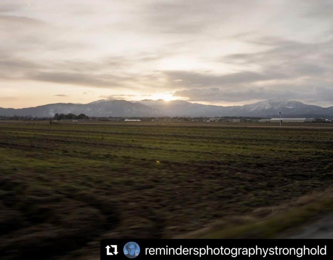 柏田テツヲさんのインスタグラム写真 - (柏田テツヲInstagram)「#Repost @remindersphotographystronghold with @use.repost ・・・ 6/25 1時- JIM CASPERに作品をピッチする日・LENSCULTUREに掲載される機会を掴もう！　PITCH YOUR PROJECT TO JIM CASPER  参加アーティスト紹介 #07 柏田テツヲ Tetsuo Kashiwada @tetsuokashiwada Title : WARASONO  片田舎に住んでいる両親と両親が住む家を私は撮影している。 一人っ子の私は、両親との話し合いの中でこの家を引き継がないと決まった時から 両親は家のことを含めた終活が始まった。 私が帰省する度に、家具などをまとめて捨てる父の作業光景を目にする。 方や母は庭で季節ごとに花を育ている。 父の捨てるという行為、方や母の花を育てるという行為。 その時間の裏側には生と死が見え隠れしている。 玄関先には母が大切に育てた花が生けてある。  プロフィール  旅をしながら自然や人に出会い、そこで感じた疑問に目を向け自然と人間の関係性、共存と分断、環境問題をテーマ に作品を制作している。第 42 回写真新世紀 佳作 サンドラ・フィリップス氏 選 、第 43 回写真新世紀 佳作 瀧本幹也氏 選、JAPAN PHOTO AWARD 受賞 Charlotte Cotton / Mutsuko Ota 選、2023 KYOTOGRAPHIE RUINART Japan Award 優秀賞など受賞。  個展 2019 年 STRANGER / AL gallery 2019 年 第 42 回写真新世紀受賞展 @ 東京都写真美術館 2020 年 第 43 回写真新世紀受賞展 @ 東京都写真美術館 2020 年 Into the Gray / TheNorthFace Standard Kyoto 2020 年 Into the Gray / book obscura 2021 年 JAPAN PHOTO AWARD 受賞展 / KYOTOGRAPHY 2022 年 OFF GRID Photo Festival / Wien 2022 年 屋久島国際写真祭 @ 屋久島  I am photographing my parents and the house they live in in a rural area. I am an only child and when it was decided in discussions with my parents that I would not take over this house. My parents started their ‘SHUKATSU’, end-of-life activities, Whenever I return home, I see my father working on the house, throwing away all the furniture and other things. On the other hand, my mother grows seasonal flowers in her garden. My father's act of throwing things away and my mother's act of growing flowers. Behind this time, life and death can be seen and hidden. At the entrance to the house, there is a flower arrangement that my mother carefully nurtured.  __________ 【【6/25 1時- JIM CASPERに作品をピッチする日 / Pitch your project to Jim Casper】 ◎日時：2023年6月25日(日)午後1時〜 / June 25th 1pm- ◎会場　Reminders Photography Strongholdギャラリー 東京都墨田区東向島2-38-5 / Higashimukojima 2-38-5, Sumidaku, Tokyo ◎参加費無料 / 事前申し込み不要 / Free admission, no reservation needed」6月24日 13時19分 - tetsuokashiwada