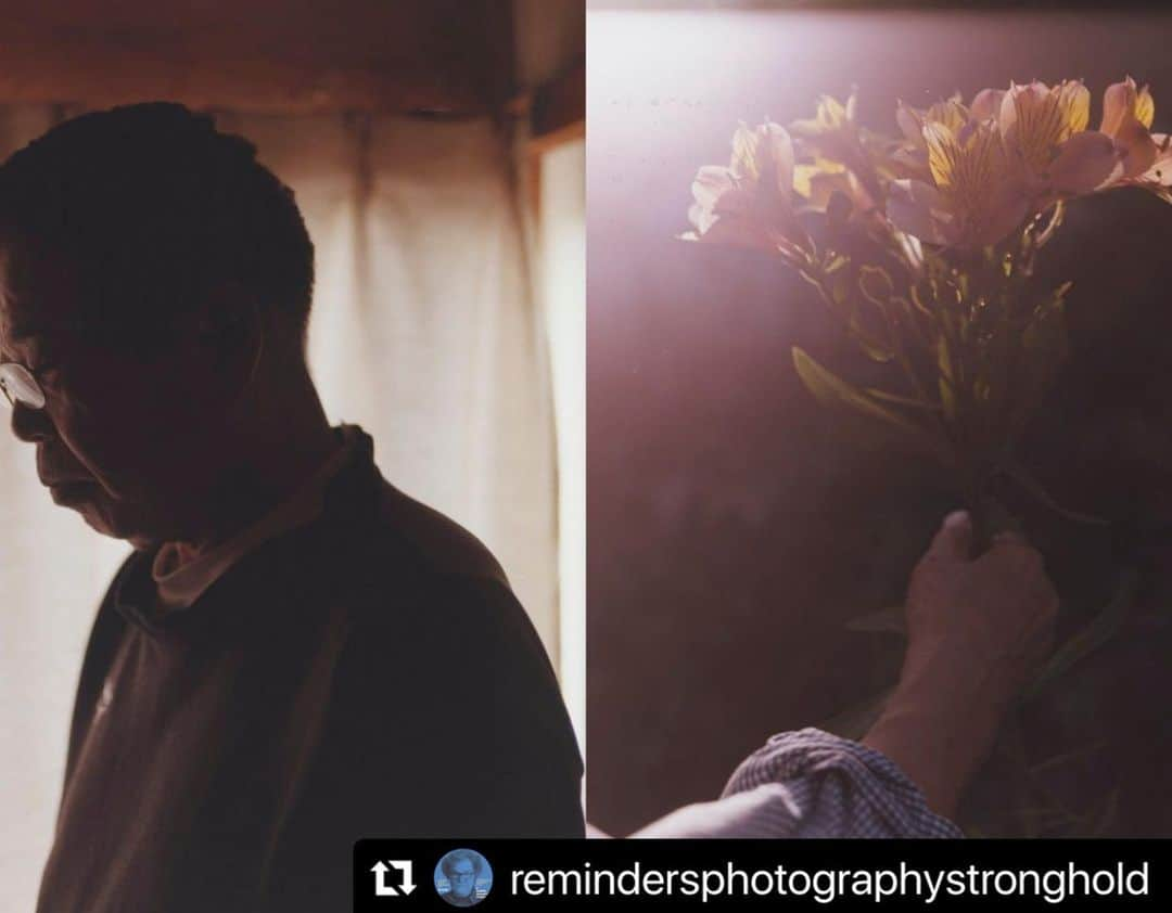 柏田テツヲさんのインスタグラム写真 - (柏田テツヲInstagram)「#Repost @remindersphotographystronghold with @use.repost ・・・ 6/25 1時- JIM CASPERに作品をピッチする日・LENSCULTUREに掲載される機会を掴もう！　PITCH YOUR PROJECT TO JIM CASPER  参加アーティスト紹介 #07 柏田テツヲ Tetsuo Kashiwada @tetsuokashiwada Title : WARASONO  片田舎に住んでいる両親と両親が住む家を私は撮影している。 一人っ子の私は、両親との話し合いの中でこの家を引き継がないと決まった時から 両親は家のことを含めた終活が始まった。 私が帰省する度に、家具などをまとめて捨てる父の作業光景を目にする。 方や母は庭で季節ごとに花を育ている。 父の捨てるという行為、方や母の花を育てるという行為。 その時間の裏側には生と死が見え隠れしている。 玄関先には母が大切に育てた花が生けてある。  プロフィール  旅をしながら自然や人に出会い、そこで感じた疑問に目を向け自然と人間の関係性、共存と分断、環境問題をテーマ に作品を制作している。第 42 回写真新世紀 佳作 サンドラ・フィリップス氏 選 、第 43 回写真新世紀 佳作 瀧本幹也氏 選、JAPAN PHOTO AWARD 受賞 Charlotte Cotton / Mutsuko Ota 選、2023 KYOTOGRAPHIE RUINART Japan Award 優秀賞など受賞。  個展 2019 年 STRANGER / AL gallery 2019 年 第 42 回写真新世紀受賞展 @ 東京都写真美術館 2020 年 第 43 回写真新世紀受賞展 @ 東京都写真美術館 2020 年 Into the Gray / TheNorthFace Standard Kyoto 2020 年 Into the Gray / book obscura 2021 年 JAPAN PHOTO AWARD 受賞展 / KYOTOGRAPHY 2022 年 OFF GRID Photo Festival / Wien 2022 年 屋久島国際写真祭 @ 屋久島  I am photographing my parents and the house they live in in a rural area. I am an only child and when it was decided in discussions with my parents that I would not take over this house. My parents started their ‘SHUKATSU’, end-of-life activities, Whenever I return home, I see my father working on the house, throwing away all the furniture and other things. On the other hand, my mother grows seasonal flowers in her garden. My father's act of throwing things away and my mother's act of growing flowers. Behind this time, life and death can be seen and hidden. At the entrance to the house, there is a flower arrangement that my mother carefully nurtured.  __________ 【【6/25 1時- JIM CASPERに作品をピッチする日 / Pitch your project to Jim Casper】 ◎日時：2023年6月25日(日)午後1時〜 / June 25th 1pm- ◎会場　Reminders Photography Strongholdギャラリー 東京都墨田区東向島2-38-5 / Higashimukojima 2-38-5, Sumidaku, Tokyo ◎参加費無料 / 事前申し込み不要 / Free admission, no reservation needed」6月24日 13時19分 - tetsuokashiwada