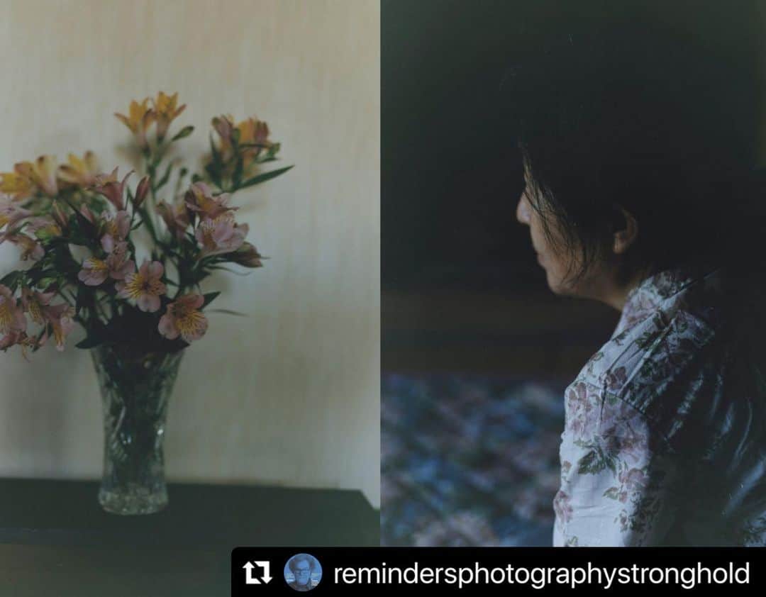 柏田テツヲのインスタグラム：「#Repost @remindersphotographystronghold with @use.repost ・・・ 6/25 1時- JIM CASPERに作品をピッチする日・LENSCULTUREに掲載される機会を掴もう！　PITCH YOUR PROJECT TO JIM CASPER  参加アーティスト紹介 #07 柏田テツヲ Tetsuo Kashiwada @tetsuokashiwada Title : WARASONO  片田舎に住んでいる両親と両親が住む家を私は撮影している。 一人っ子の私は、両親との話し合いの中でこの家を引き継がないと決まった時から 両親は家のことを含めた終活が始まった。 私が帰省する度に、家具などをまとめて捨てる父の作業光景を目にする。 方や母は庭で季節ごとに花を育ている。 父の捨てるという行為、方や母の花を育てるという行為。 その時間の裏側には生と死が見え隠れしている。 玄関先には母が大切に育てた花が生けてある。  プロフィール  旅をしながら自然や人に出会い、そこで感じた疑問に目を向け自然と人間の関係性、共存と分断、環境問題をテーマ に作品を制作している。第 42 回写真新世紀 佳作 サンドラ・フィリップス氏 選 、第 43 回写真新世紀 佳作 瀧本幹也氏 選、JAPAN PHOTO AWARD 受賞 Charlotte Cotton / Mutsuko Ota 選、2023 KYOTOGRAPHIE RUINART Japan Award 優秀賞など受賞。  個展 2019 年 STRANGER / AL gallery 2019 年 第 42 回写真新世紀受賞展 @ 東京都写真美術館 2020 年 第 43 回写真新世紀受賞展 @ 東京都写真美術館 2020 年 Into the Gray / TheNorthFace Standard Kyoto 2020 年 Into the Gray / book obscura 2021 年 JAPAN PHOTO AWARD 受賞展 / KYOTOGRAPHY 2022 年 OFF GRID Photo Festival / Wien 2022 年 屋久島国際写真祭 @ 屋久島  I am photographing my parents and the house they live in in a rural area. I am an only child and when it was decided in discussions with my parents that I would not take over this house. My parents started their ‘SHUKATSU’, end-of-life activities, Whenever I return home, I see my father working on the house, throwing away all the furniture and other things. On the other hand, my mother grows seasonal flowers in her garden. My father's act of throwing things away and my mother's act of growing flowers. Behind this time, life and death can be seen and hidden. At the entrance to the house, there is a flower arrangement that my mother carefully nurtured.  __________ 【【6/25 1時- JIM CASPERに作品をピッチする日 / Pitch your project to Jim Casper】 ◎日時：2023年6月25日(日)午後1時〜 / June 25th 1pm- ◎会場　Reminders Photography Strongholdギャラリー 東京都墨田区東向島2-38-5 / Higashimukojima 2-38-5, Sumidaku, Tokyo ◎参加費無料 / 事前申し込み不要 / Free admission, no reservation needed」