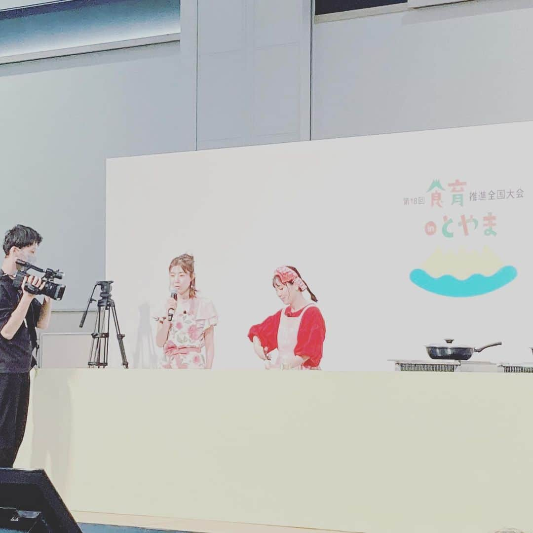 浜名ランチさんのインスタグラム写真 - (浜名ランチInstagram)「今日は、富山のイベント【第18回食育推進全国大会inとやま】 に出演させて頂きましたー！！ 1時間で3品作らせて頂き、 皆さんにも試食して頂き本当に楽しい時間でした^ - ^  三都井アナウンサーと共に楽しく料理出来ました！ 話しやすくて、接しやすくて、お互い山の中出身という共通点ですごく親しみ深かったです^ - ^  ご来場頂いた皆さんもありがとうございました！！  富山最高でした！！  服装はいつもお世話になってるスタイリストのじゅんちゃんにやってもらいました！ バンダナも新しく作ってもらって超嬉ぴ楽ぴ可愛ぴ時間でした😍💕  ありがとうございました😊」6月24日 13時20分 - hamanaranch