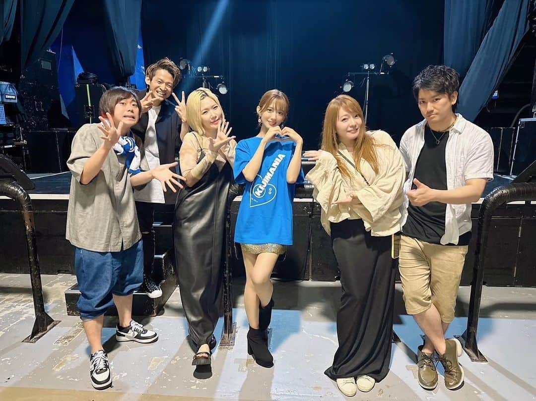 曽根由希江のインスタグラム：「希島あいりさん10周年ワンマンに コーラス&鍵盤で参加させていただきました♡ (珍しくエレピだけじゃなくシンセも♡楽しかった)  今までの集大成といえる素晴らしいライブ！ きじーさんのお背中、 本当にかっこよかったです。  ひたむきなきじーの歌声は心に響くとゆうか、 きじーにしか歌えない歌があるって いつも感動しています。  久々にバンドのみんなに会えたのも 嬉しくて嬉しくて幸せでした🥰  今は自分のライブは休止中だから、 お声掛けいただけて嬉しかったです！  やっぱりライブって最高ね。 あの曲良かったなーとか、あの瞬間笑ったなーとか、 余韻に浸ってる🫶笑  ありがとうございました♡ これからもずっと応援してます！  #KIJIMANIA #希島あいりしか勝たん」