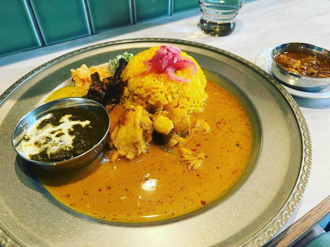 のインスタグラム：「ギターレッスンの後は下北沢ADDAへ。 スリランカカレー スリランカポークとほうれん草とツナのかれー チキンカレーの3種盛り めっちゃ美味しい〜！ #下北沢 #スリランカカレー  #美味しい」
