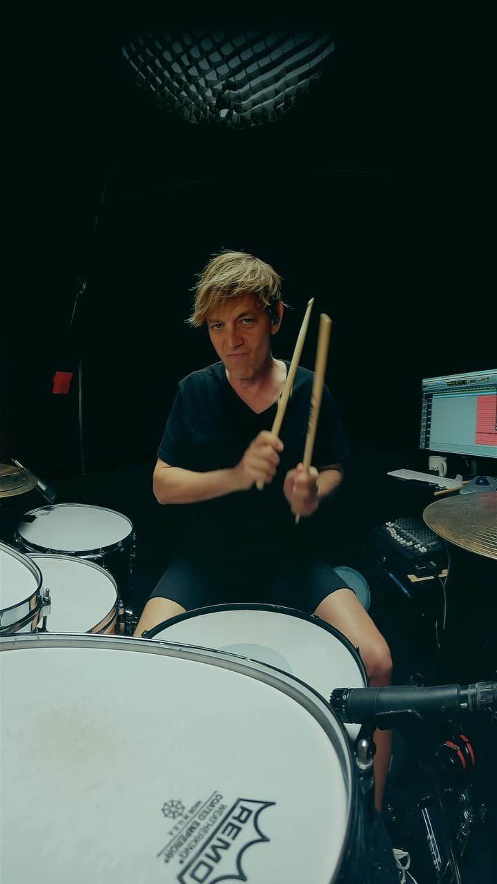 シェーン・ガラースのインスタグラム：「Friday Chill Vibes 🍿 #vf15 #vicfirth #vicfirthsticks #zildjian #zildjiancymbals #zildjianfamily #teamremo #remodrumheads #remo #bigfatsnaredrum #drumming #drummer #drums #groove #chops #pearldrums #shanegaalaas #crumbweststudios #instagram」