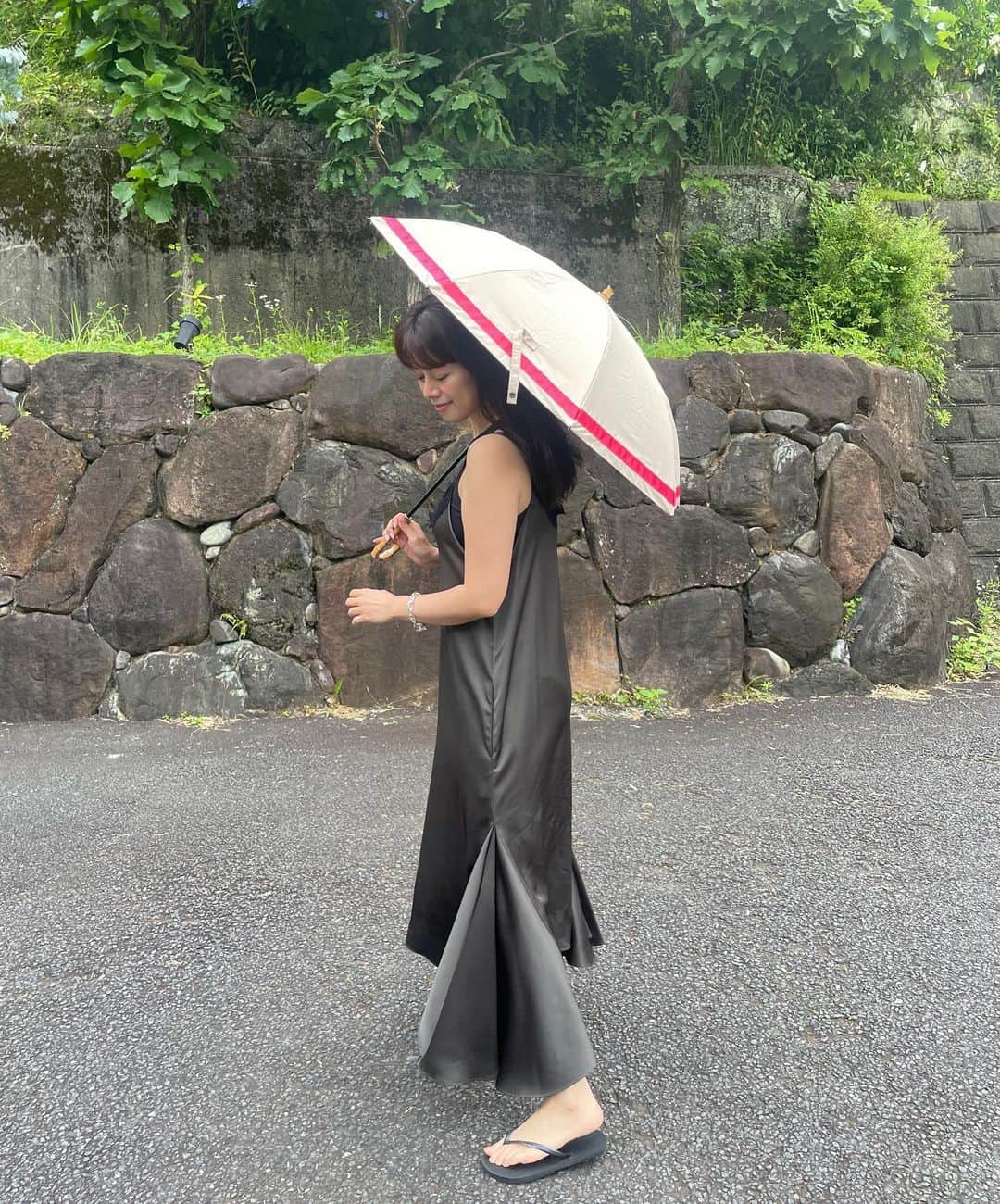 中林美和さんのインスタグラム写真 - (中林美和Instagram)「しとしと降る雨も好き♡ こんなとき、車に乗せたBeauty日傘が大活躍。 ブラック×ベージュラインの傘を持ってきたつもりが、 開いたらベージュ×ピンクラインだった。 結果よし♡ お肌が綺麗に見えるBeauty日傘、 即完売したピンクラインは再入荷してます☂️💕  #charisem#カリスエム#晴雨兼用#日傘#梅雨#Beauty日傘 @charisem_official」6月24日 13時36分 - miwanakabayashi