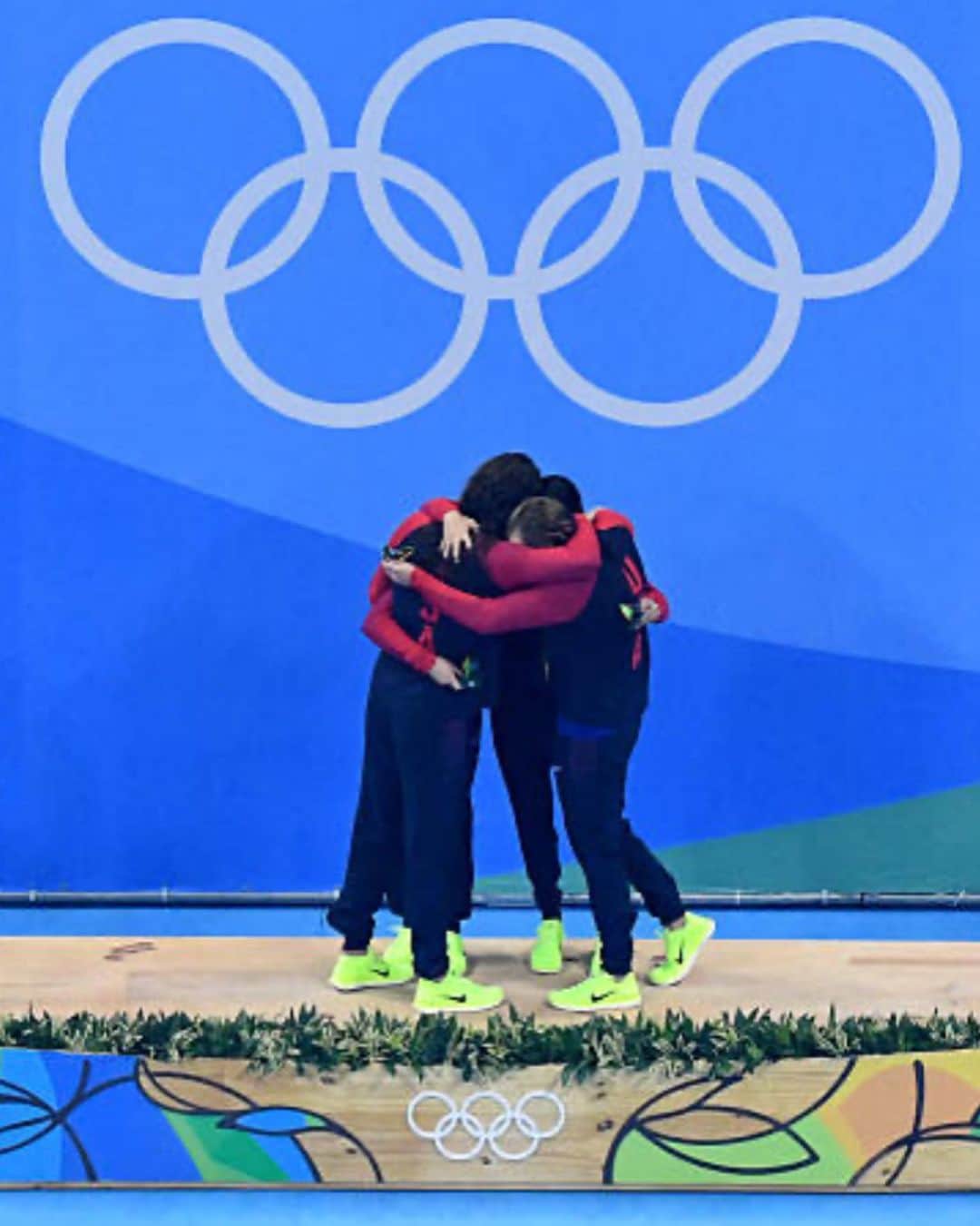 アリソン・シュミットのインスタグラム：「Olympic Day: A Tribute to Sacrifice, Hard Work, and Unity 🏅✨ With every step towards the top of the podium, I know it’s not just me standing there—it's an entire village that also sacrificed and lifted me up. Grateful for my teammates, coaches, competitors, family, and friends. The Olympics symbolize the world's unity, so let's embrace that love. Sending warm hugs to all on this joyous Olympic Day! 🤍 #OlympicDay #Unity #Gratitude   * I wish I could put every hug in one post but my village is much bigger than 10 photos 🤍🤍🤍🤍 LOVE TO ALL!!」