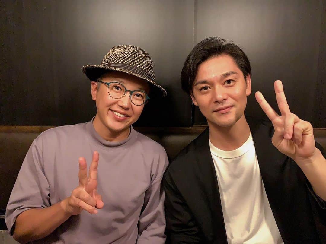 金子貴俊のインスタグラム：「昨日は同じ事務所に所属する、大切な友人でもある俳優#高木トモユキ 君とご飯へ✨色々とお仕事のお話、男としての話にと熱い夜になりました🔥 彼の真っ直ぐで飾る事なく潔く立ち向かう姿が本当に好きだなぁー😊 わたしも頑張らんとねー！」