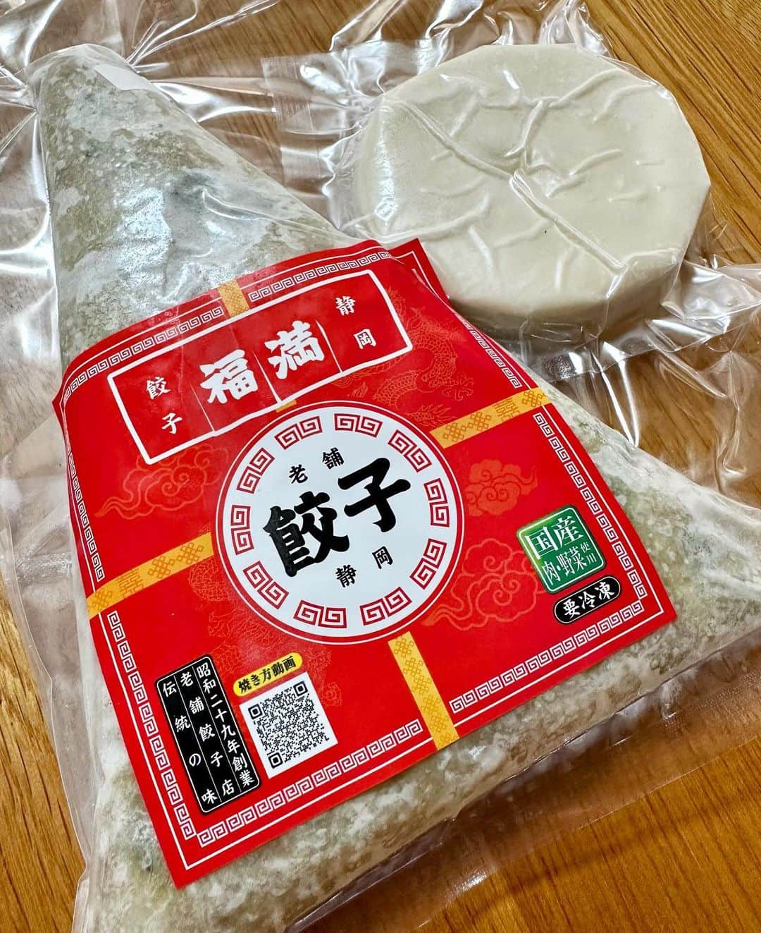 yukirichi119さんのインスタグラム写真 - (yukirichi119Instagram)「2023/06/24(土) #休日ごはん   どーも。 またお会いしましたね。 無類の餃子🥟好き夫婦です😂  え、これ、餃子？？？  そーなんです。 たこ焼き器でタコパ風に 餃子ball( ͜○ ･ω･) ͜○ 作って食べちゃいました😝  ウチら大好きな静岡の老舗餃子屋さん、 「餃子の福満」@fukuman7 さんの 新商品、𓊆自宅で餃子セット𓊇を お試しさせていただきましたよー！！！  餃子の皮(20枚)とあん(300g)が セットになっている商品👏🏻  キャンプ持っていくもよしだなー🤔 って迷ったんだけど、 やっぱり餃子ball( ͜○ ･ω･) ͜○にしたくて おうちで楽しく、ホントに楽しく作って食べた。 作ったオットも大満足💯💮💯💮  福満さんの皮は厚めのもっちもち、 餡もお肉の比率が多めだから、 ふっくふくでとーってもジューシー🤩 もちろん餃子ballにしなくても フツーにヒダを作って 餃子包みして焼いても超絶美味しいよ😋  詳しくはまたブログに書くね！  ぜひぜひ、福満 @fukuman7 さんの プロフからポチッとしてみてー🥟🥟🥟  --------------------------------------  気が向いた時、 ちょこちょこ投稿、マイペースで。 ブログもそんな感じで更新してますので、 もし良ければ チェックしてみてくださいませー🙏🏻  ゆきりち。ブログ、 著書📕1冊目2冊目も プロフ( @yukirichi119 )から各リンク先に飛べます🤗  --------------------------------------  #福満餃子 #pr #休日 #昼食 #餃子 #冷凍餃子 #手作り餃子#ギョーザ#たこ焼き器#おうちご飯  #焼き餃子 #餃子パーティ #gyoza #福満 #お昼ご飯 #餃子の福満 #ぎょうざ #餃子部 #餃子好き #静岡グルメ #老舗 #ランチ #やちむん #おうちランチ #静岡 #夫婦ご飯  #ふたりごはん #餃子好きな人と繋がりたい  #餃子ボール」6月24日 13時50分 - yukirichi119