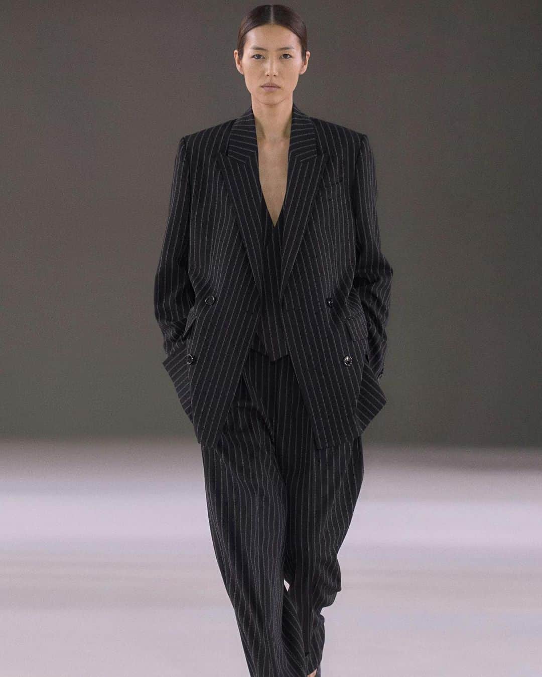 リウ・ウェンのインスタグラム：「First time walking for @amiparis in this strong yet elegant look! Thank you @alexandremattiussi9 @mr_carlos_nazario @piergiorgio @giuliamassullo for a great day in Paris 🖤 💄 @adrienpinault 💇🏻‍♀️ @benjaminmullerhair」