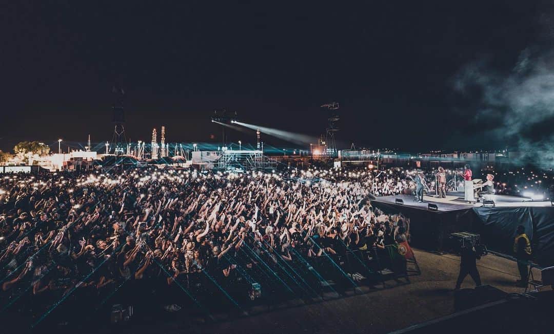 ヴィンス・ニールのインスタグラム：「Lisbon was incredible, Thank you!  #mötleycrüe  📸 : @samshapiromedia」