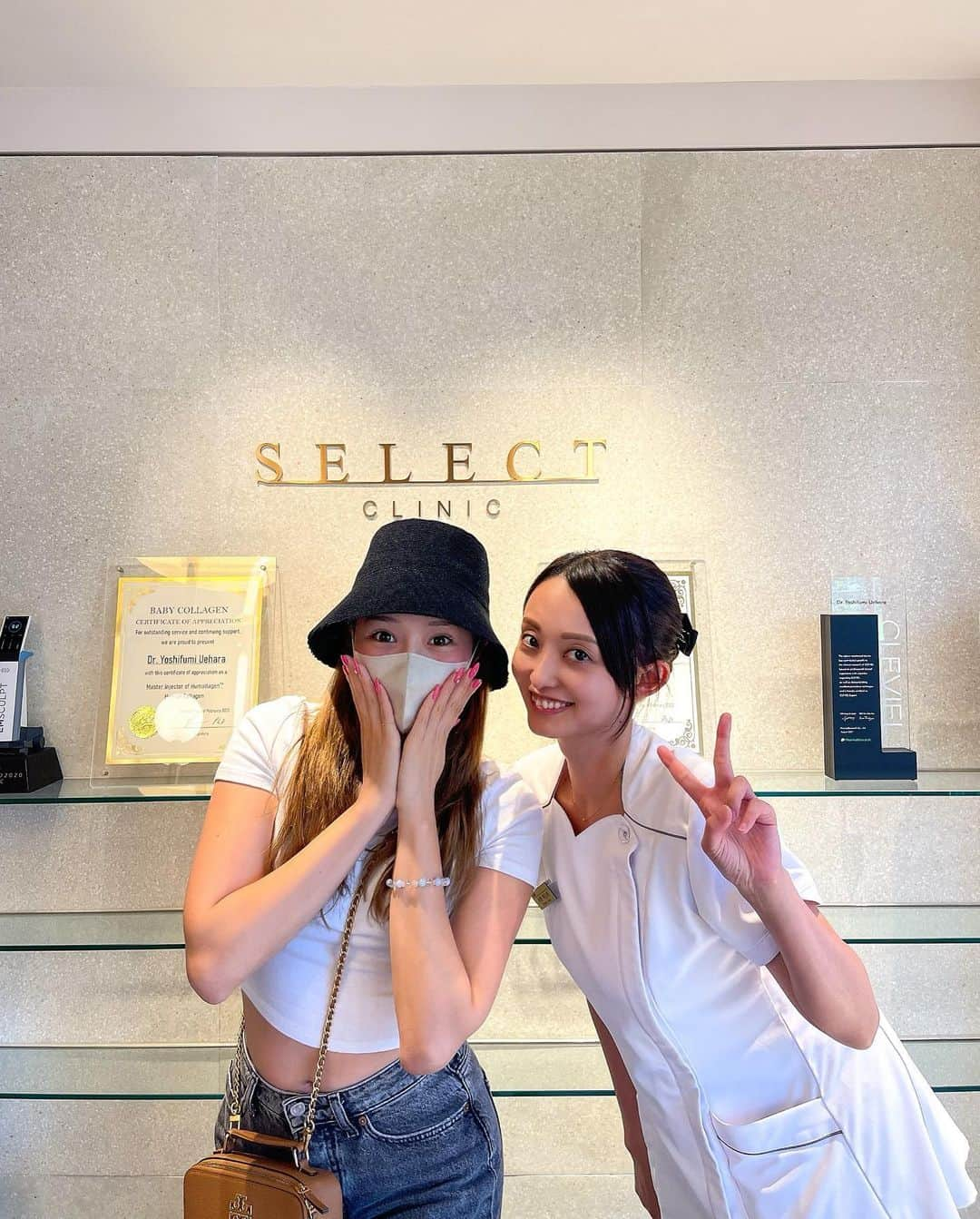 渡辺加和さんのインスタグラム写真 - (渡辺加和Instagram)「セレクトクリニック @selectclinic 🏥 ピコレーザー、ピコスポットのレポ✍️  昨日で施術して1週間経ちました✨✨✨  3年前にセレクトさんで一度そばかすを全部無くしてもらったのに、去年の夏にまた日焼けしすぎて頬骨にそばかすがたくさん出てしまいました💦（お化粧でいつも頑張って隠してた🙅‍♀️） クッションファンデのみとかやと、まぁまぁ目立つ程度のそばかす。  生まれつきたくさんそばかすがあった子供時代やったので、コンプレックスやったし まずこんな医療が発達する時代になると思ってなかったため、自分の肌がこんなにも綺麗になると思ってなくて🥲✨  写真はビフォーアフターの経過写真🤳 赤みがひどい1枚目は施術直後🥰 その次は2日目🥺 浴衣の写真は4日目でほとんどカサブタが取れかけの状態✨ 赤いポツポツ部分がそばかすの数🤭  今、全部取れてまったくの『無』です！！感動すぎる！！！😭🔥 そばかす、ほくろ、お肌について悩んでいる方はぜひ相談に行ってみてください😭✨  本当に、ありがとうございました Dr. @dr_ando 👨🏻‍⚕️✨ あすかさん @asucat524 👩🏻‍⚕️✨  #セレクトクリニック #SelectClinic #ピコレーザー #ピコスポット #そばかす #かずへー #ピコへー」6月24日 13時47分 - watanabekazue