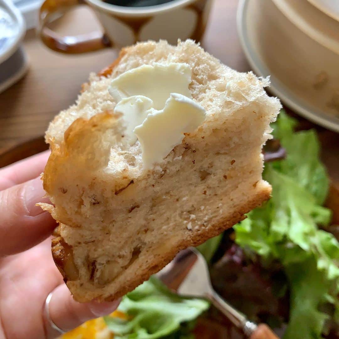 aya*** さんのインスタグラム写真 - (aya*** Instagram)「⁡ ⁡ 2023.6.24 Saturday ⁡ 先週末に行った#広島アンデルセン のくるみパンで 朝ごはん。 くるみパンは冷凍しとったので、 蒸篭で蒸したらふわんふわんのもっちもち♡ クリームチーズつけて食べたら、 あーー美味しいっ！！！ ⁡ ⁡ そして大炎上しとるこのドラマの最終回を観ながらの 朝ごはん笑 この結末に賛否両論あるみたいやけど、 瑛太ってやっぱお芝居が上手いなーって思った←そこ？笑 ⁡ ⁡ #朝ごはん#あさごはん#朝食#蒸篭#せいろ蒸し#コーヒー#珈琲#コーヒーのある暮らし #ひとり暮らし#ひとりごはん#団地#団地暮らし#おうちごはん#フーディーテーブル#暮らし#日々#おうちごはんLover#igersjp#foodpic#food#ごはん記録#今日のごはん」6月24日 13時51分 - aya_aya1128