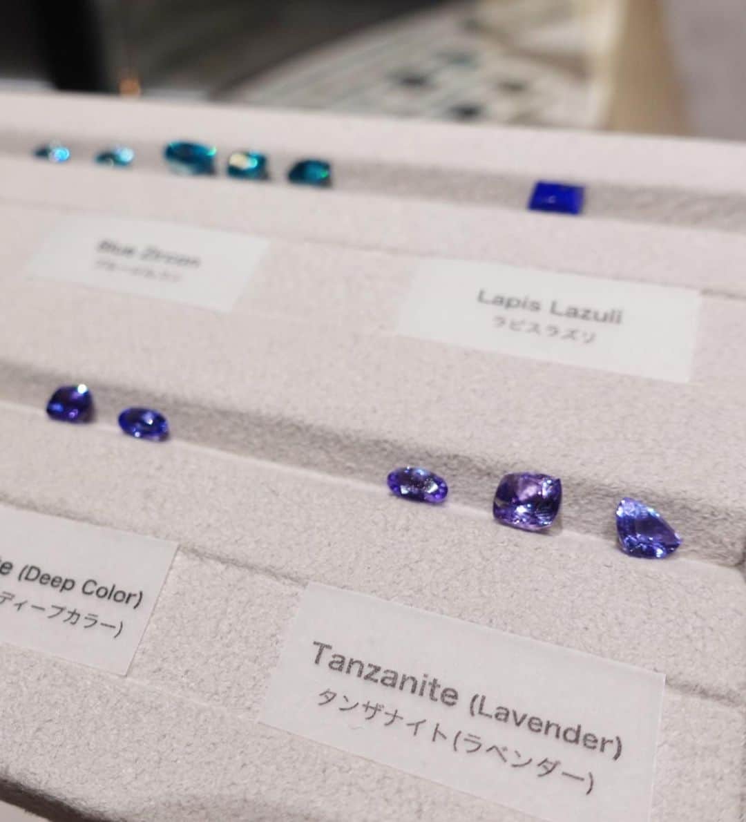 広瀬未花さんのインスタグラム写真 - (広瀬未花Instagram)「A WORLD OFCOLOR CHANGERS -色が変わる宝石の幻想的な世界-  カラーストーン・ジュエリーBIZOUX( @bizoux_jewelry )のGINZA SIX店で、 〝カラーチェンジする宝石〟を集めた特別展が本日から7/24(日)まで開催されます💎✨  世界には約5000種類もの鉱石が存在し、普段私たちが目にする宝石は、そのうちのわずか30種類程度といわれてますが...  BIZOUXの天然石は、世界各地の鉱石の中から選び抜かれたとても希少な宝石で、まさに〝地球が生みだした奇跡〟といえます。 それぞれに個性がある石たちを、卓越した職人さんが丁寧に磨き上げ、ユニークな色彩を放っていて本当に美しい。 大地からの生命力が石にも宿っているようです💠  今回の特別展では、 光源によって色が変わる不思議な宝石〝カラーチェンジ〟が数多く揃っています！その豊富なコレクションには驚きです🫢 カラーチェンジの代表格ともいえる、アレキサンドライトをメインに作られたカメレオンは必見ですよ💎  ライトを変えると、一粒の石がエメラルドからルビーの色味など様々な色に見えて、とても神秘的✨ 朝の太陽光、オレンジ色の夕陽、夜の室内の柔らかい光... それぞれ光源の違う時間帯やシチュエーションで違う色に見えるなんて、まさにカメレオンのよう！ ドラマチックな石ですね💞  カラーチェンジ以外にも見たことないような希少な宝石がたくさん揃っているので、是非行ってみてくださいね✨  #bizouxjewelry  #bizou #jewelry #colorstone #colorchange #天然石」6月24日 13時52分 - micahirose