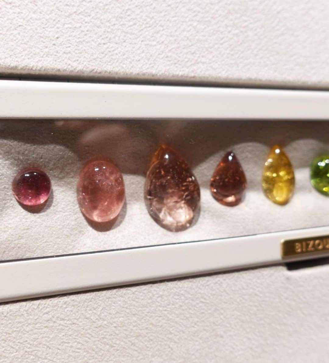 広瀬未花さんのインスタグラム写真 - (広瀬未花Instagram)「A WORLD OFCOLOR CHANGERS -色が変わる宝石の幻想的な世界-  カラーストーン・ジュエリーBIZOUX( @bizoux_jewelry )のGINZA SIX店で、 〝カラーチェンジする宝石〟を集めた特別展が本日から7/24(日)まで開催されます💎✨  世界には約5000種類もの鉱石が存在し、普段私たちが目にする宝石は、そのうちのわずか30種類程度といわれてますが...  BIZOUXの天然石は、世界各地の鉱石の中から選び抜かれたとても希少な宝石で、まさに〝地球が生みだした奇跡〟といえます。 それぞれに個性がある石たちを、卓越した職人さんが丁寧に磨き上げ、ユニークな色彩を放っていて本当に美しい。 大地からの生命力が石にも宿っているようです💠  今回の特別展では、 光源によって色が変わる不思議な宝石〝カラーチェンジ〟が数多く揃っています！その豊富なコレクションには驚きです🫢 カラーチェンジの代表格ともいえる、アレキサンドライトをメインに作られたカメレオンは必見ですよ💎  ライトを変えると、一粒の石がエメラルドからルビーの色味など様々な色に見えて、とても神秘的✨ 朝の太陽光、オレンジ色の夕陽、夜の室内の柔らかい光... それぞれ光源の違う時間帯やシチュエーションで違う色に見えるなんて、まさにカメレオンのよう！ ドラマチックな石ですね💞  カラーチェンジ以外にも見たことないような希少な宝石がたくさん揃っているので、是非行ってみてくださいね✨  #bizouxjewelry  #bizou #jewelry #colorstone #colorchange #天然石」6月24日 13時52分 - micahirose