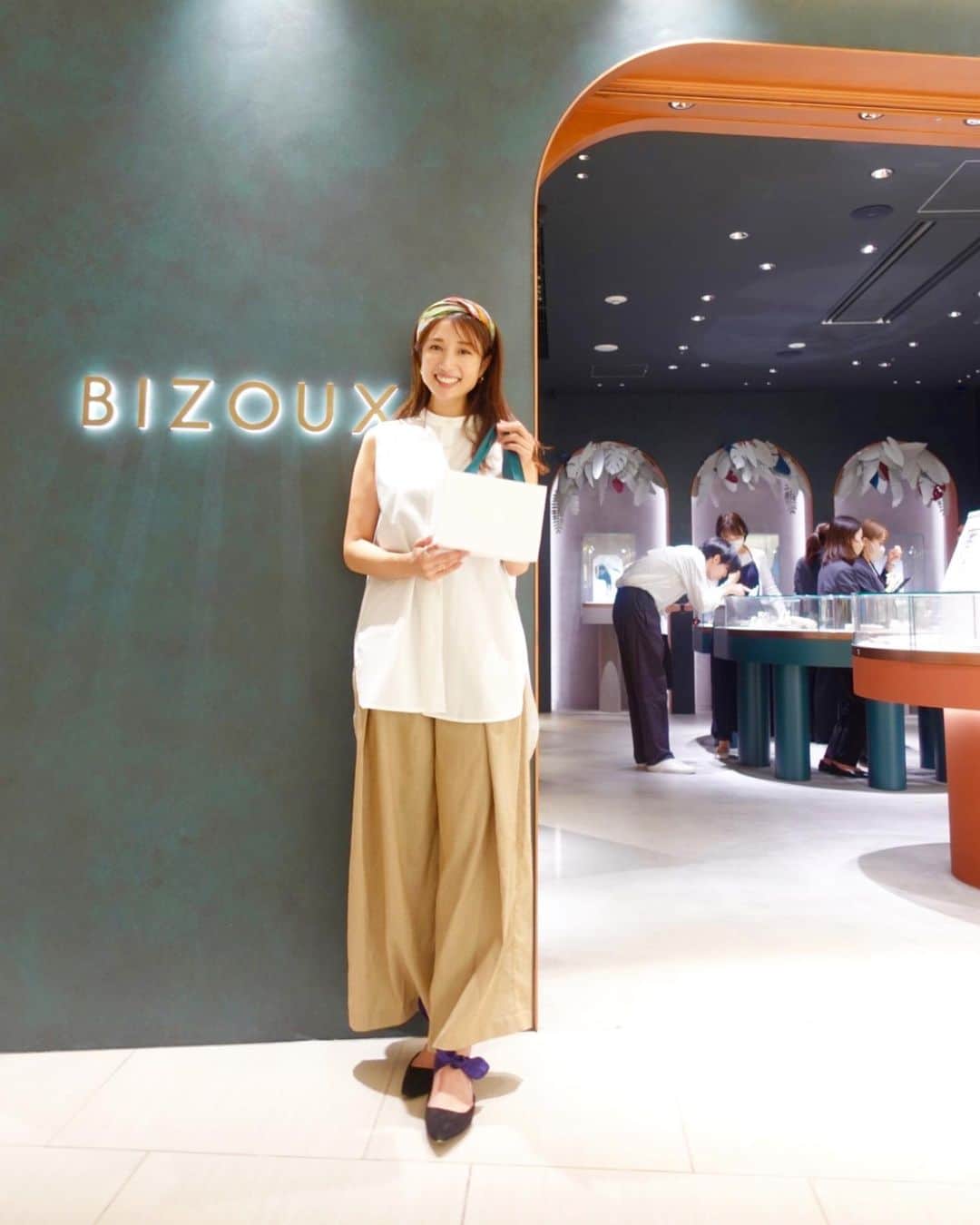 のインスタグラム：「A WORLD OFCOLOR CHANGERS -色が変わる宝石の幻想的な世界-  カラーストーン・ジュエリーBIZOUX( @bizoux_jewelry )のGINZA SIX店で、 〝カラーチェンジする宝石〟を集めた特別展が本日から7/24(日)まで開催されます💎✨  世界には約5000種類もの鉱石が存在し、普段私たちが目にする宝石は、そのうちのわずか30種類程度といわれてますが...  BIZOUXの天然石は、世界各地の鉱石の中から選び抜かれたとても希少な宝石で、まさに〝地球が生みだした奇跡〟といえます。 それぞれに個性がある石たちを、卓越した職人さんが丁寧に磨き上げ、ユニークな色彩を放っていて本当に美しい。 大地からの生命力が石にも宿っているようです💠  今回の特別展では、 光源によって色が変わる不思議な宝石〝カラーチェンジ〟が数多く揃っています！その豊富なコレクションには驚きです🫢 カラーチェンジの代表格ともいえる、アレキサンドライトをメインに作られたカメレオンは必見ですよ💎  ライトを変えると、一粒の石がエメラルドからルビーの色味など様々な色に見えて、とても神秘的✨ 朝の太陽光、オレンジ色の夕陽、夜の室内の柔らかい光... それぞれ光源の違う時間帯やシチュエーションで違う色に見えるなんて、まさにカメレオンのよう！ ドラマチックな石ですね💞  カラーチェンジ以外にも見たことないような希少な宝石がたくさん揃っているので、是非行ってみてくださいね✨  #bizouxjewelry  #bizou #jewelry #colorstone #colorchange #天然石」
