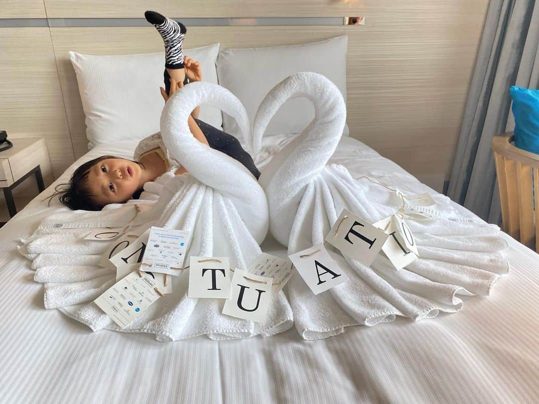 YOPPYのインスタグラム：「. 3人目の宝が増えたら ボリューミィー 常に飛んでいく　意識を　匍匐前進　（ほふくぜんしん） して　前線に目を落とす  ファーイト おとうちゃま あたし  ウィーアーザファミリー」