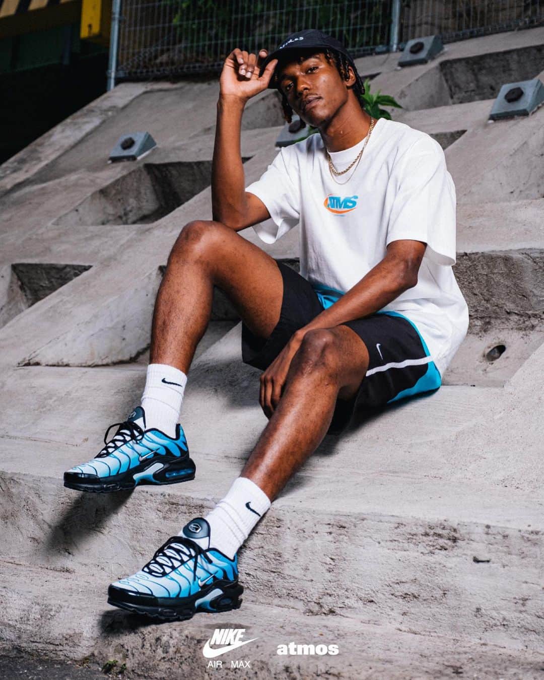 のインスタグラム：「. NIKE AIR MAX PLUS  鮮やかなブルーとホワイトのグラデーションで纏った"NIKE AIR MAX PLUS"がatmosとNIKE直営限定で登場。 自然をイメージしたクラシックな波形のデザインラインが快適で大胆なスタイルを称え、 ビーチライフとシティスタイルをミックスしたAIR MAX PLUS。クジラの尻尾からヒントを得た有名なアーチで構造を強化し、アイコニックなウェーブ状のフィンガーは、ヤシの木や海の波をイメージ。 Tuned Airが優れた安定性と抜群のクッション性を発揮し人気のAir Maxに伝統的なスタイルをプラス。 フルレングスのラバーアウトソールが、移動時に優れたトラクションと耐久性を発揮します。 本商品は7月1日(土)よりatmos 各店（一部店舗除く）、atmos オンラインにて発売致します。  "NIKE AIR MAX PLUS" with bright blue and white gradation is now available exclusively at atmos and NIKE. AIR MAX PLUS is a mix of beach life and city style, with classic wavy design lines inspired by nature that celebrate comfort and bold style. The famous arches, inspired by whale tails, reinforce the structure, while the iconic wavy fingers are inspired by palm trees and ocean waves. Tuned Air provides superior stability and exceptional cushioning, adding traditional style to the popular Air Max. A full-length rubber outsole provides excellent traction and durability on the move. This product will be on sale at atmos stores (excluding some stores) and atmos online from Saturday, July 1st.  #atmos#nike#airmaxplus」